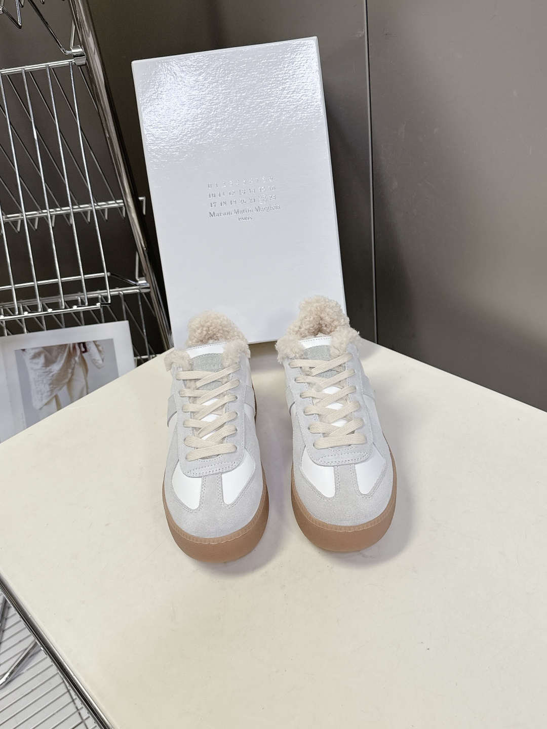 Martin Margiela马吉拉最新厚底毛毛德训鞋 这一款德国训练鞋延续了经典的T形真皮拼接设计，经