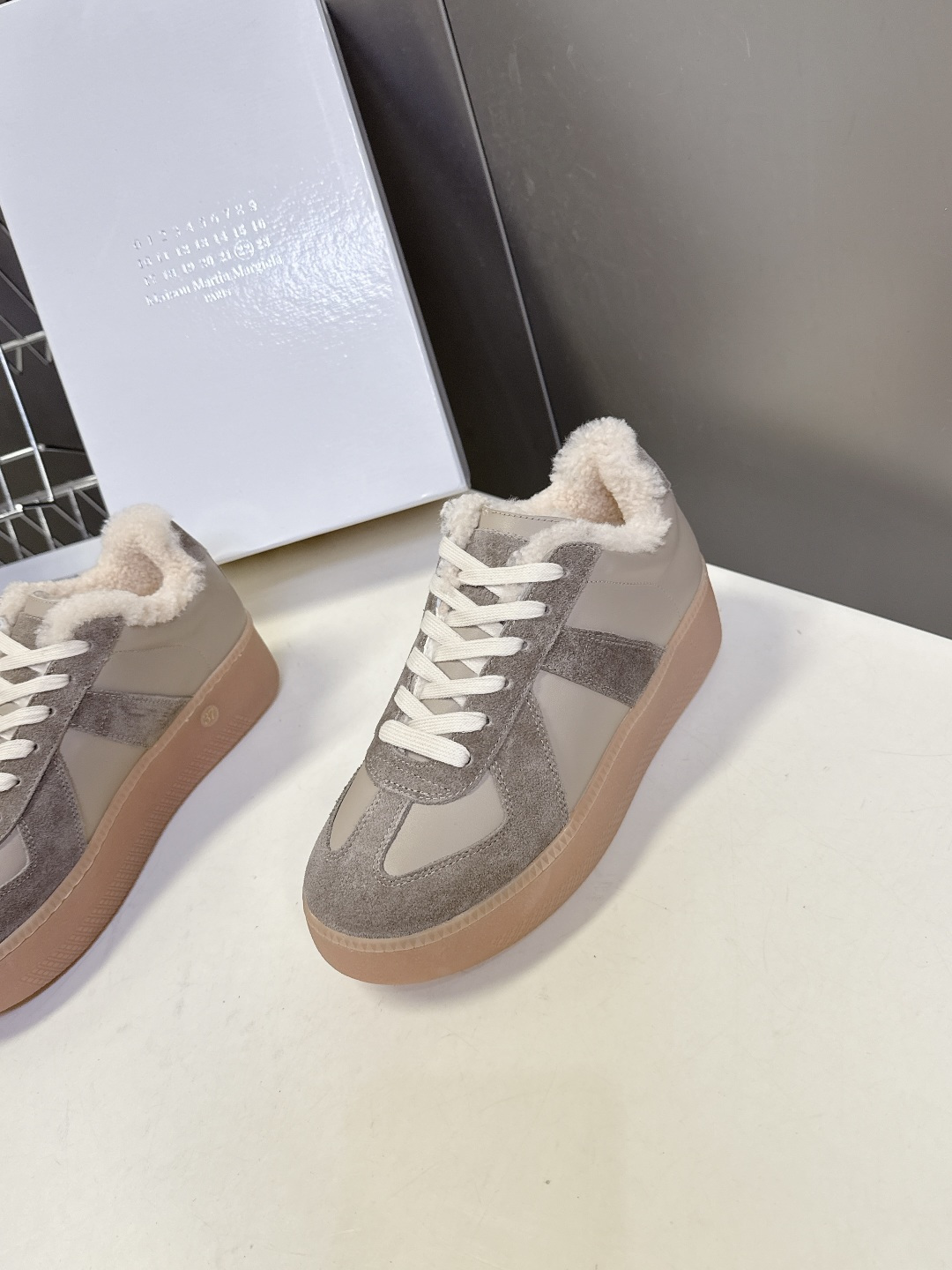 Martin Margiela马吉拉最新厚底毛毛德训鞋 这一款德国训练鞋延续了经典的T形真皮拼接设计，经