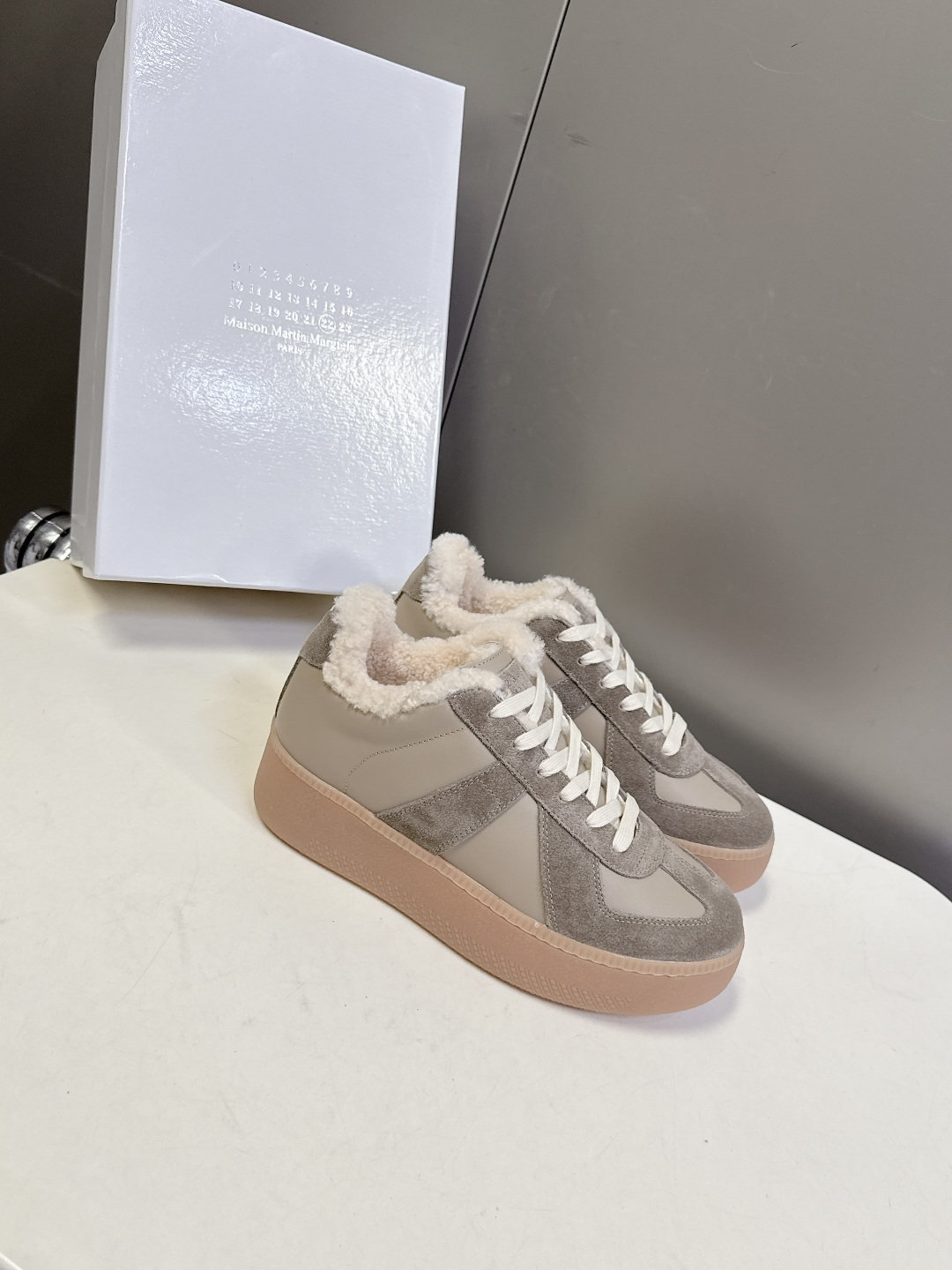 Martin Margiela马吉拉最新厚底毛毛德训鞋 这一款德国训练鞋延续了经典的T形真皮拼接设计，经