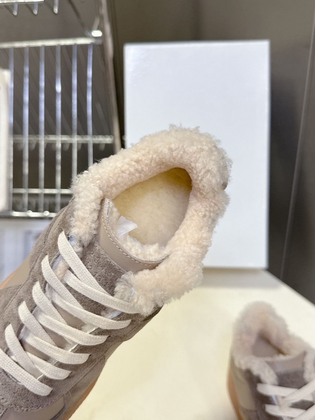 Martin Margiela马吉拉最新厚底毛毛德训鞋 这一款德国训练鞋延续了经典的T形真皮拼接设计，经