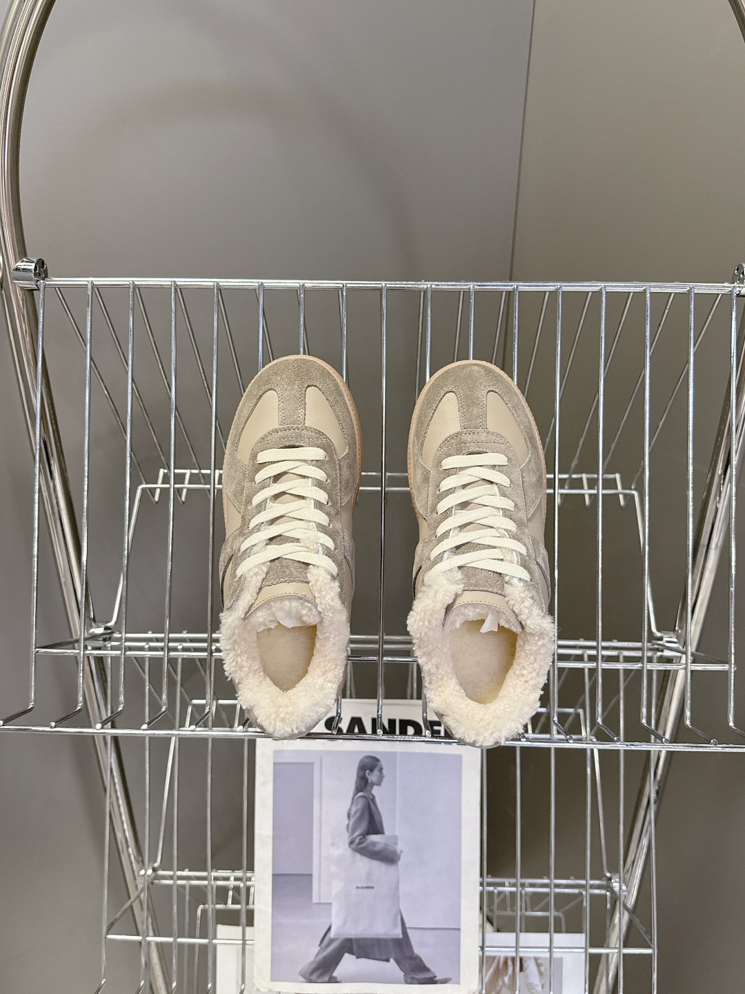 Martin Margiela马吉拉最新厚底毛毛德训鞋 这一款德国训练鞋延续了经典的T形真皮拼接设计，经