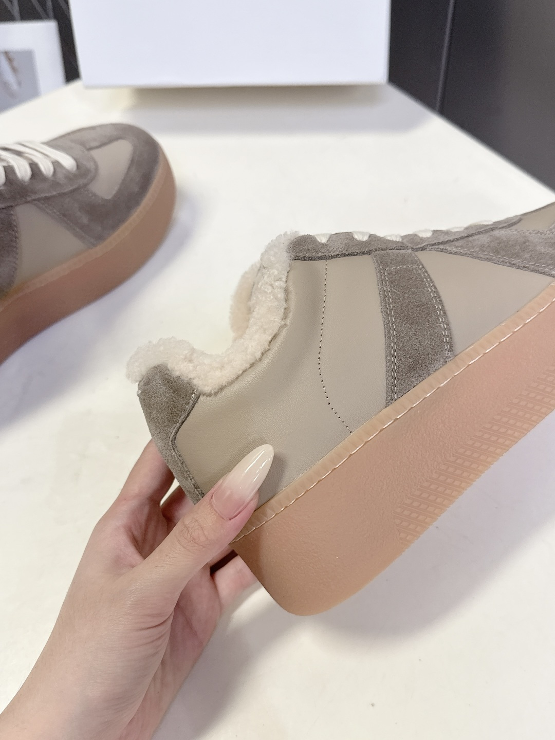 Martin Margiela马吉拉最新厚底毛毛德训鞋 这一款德国训练鞋延续了经典的T形真皮拼接设计，经