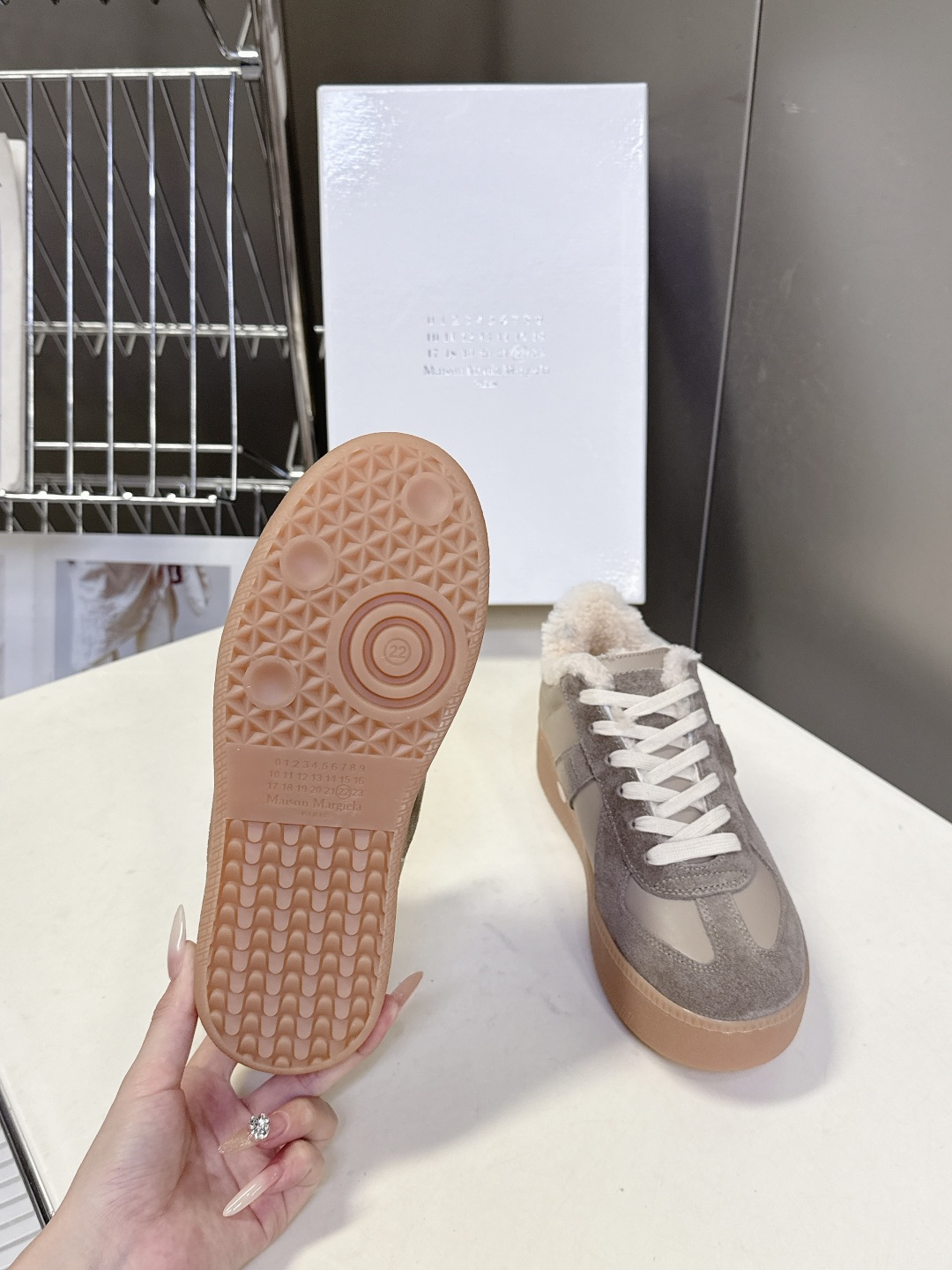 Martin Margiela马吉拉最新厚底毛毛德训鞋 这一款德国训练鞋延续了经典的T形真皮拼接设计，经