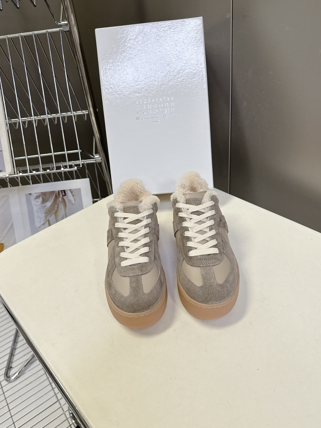 Martin Margiela马吉拉最新厚底毛毛德训鞋 这一款德国训练鞋延续了经典的T形真皮拼接设计，经