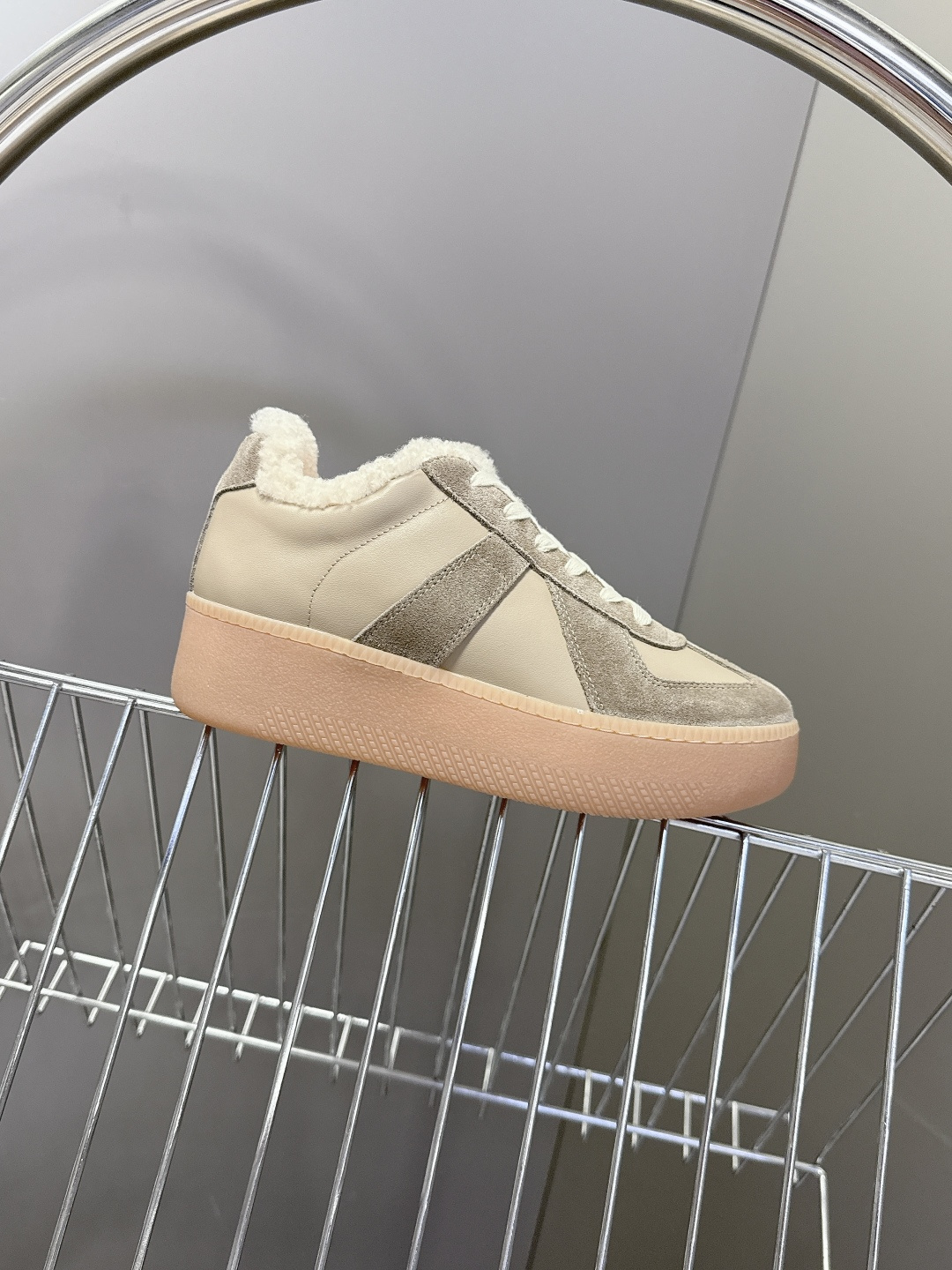 Martin Margiela马吉拉最新厚底毛毛德训鞋 这一款德国训练鞋延续了经典的T形真皮拼接设计，经