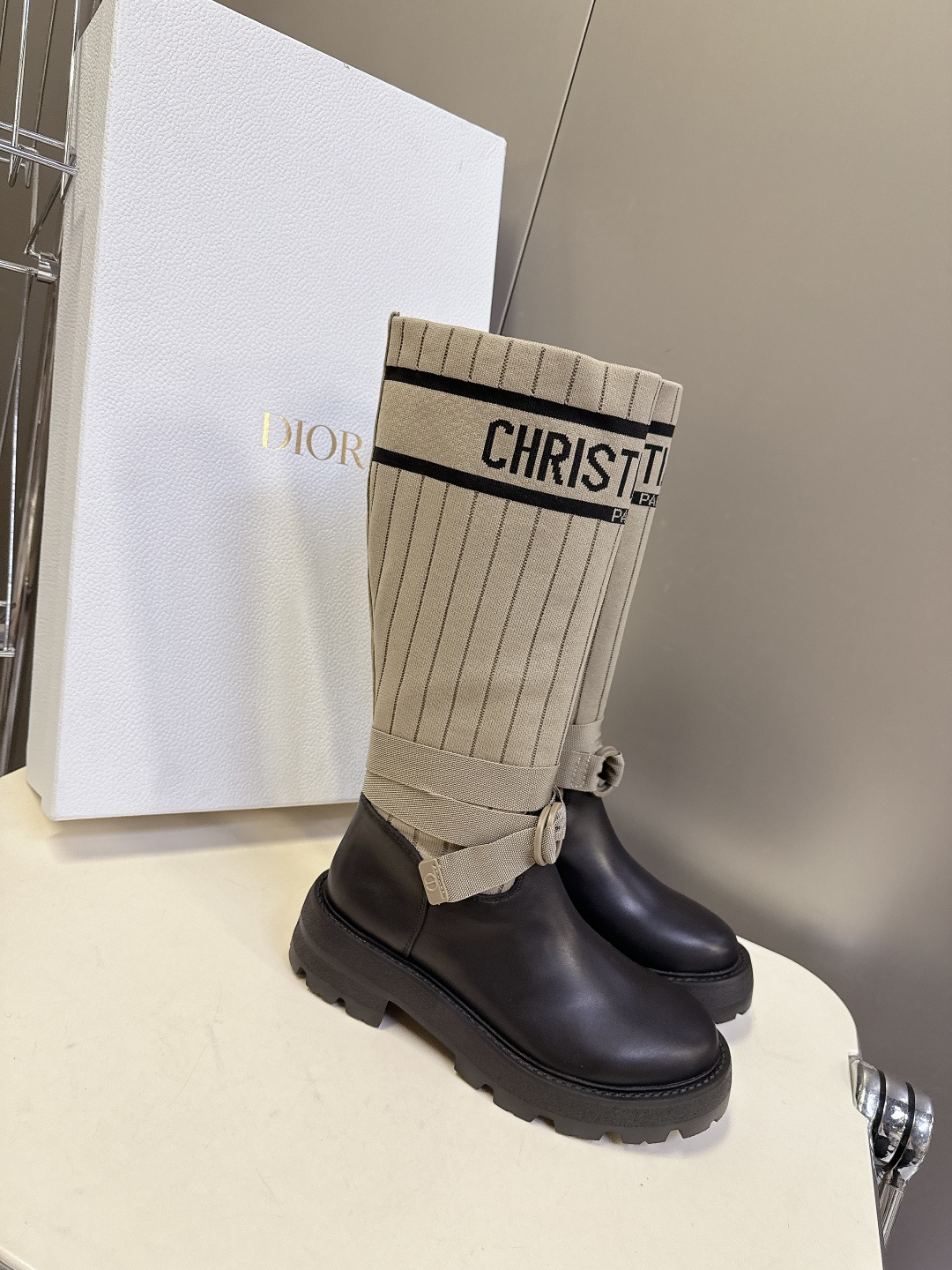 Dior迪奥秋冬最新款骑士靴 长靴 超多明星网红种草 时尚与潮流同时拥有 简约的设计 细节充满品牌元素 
