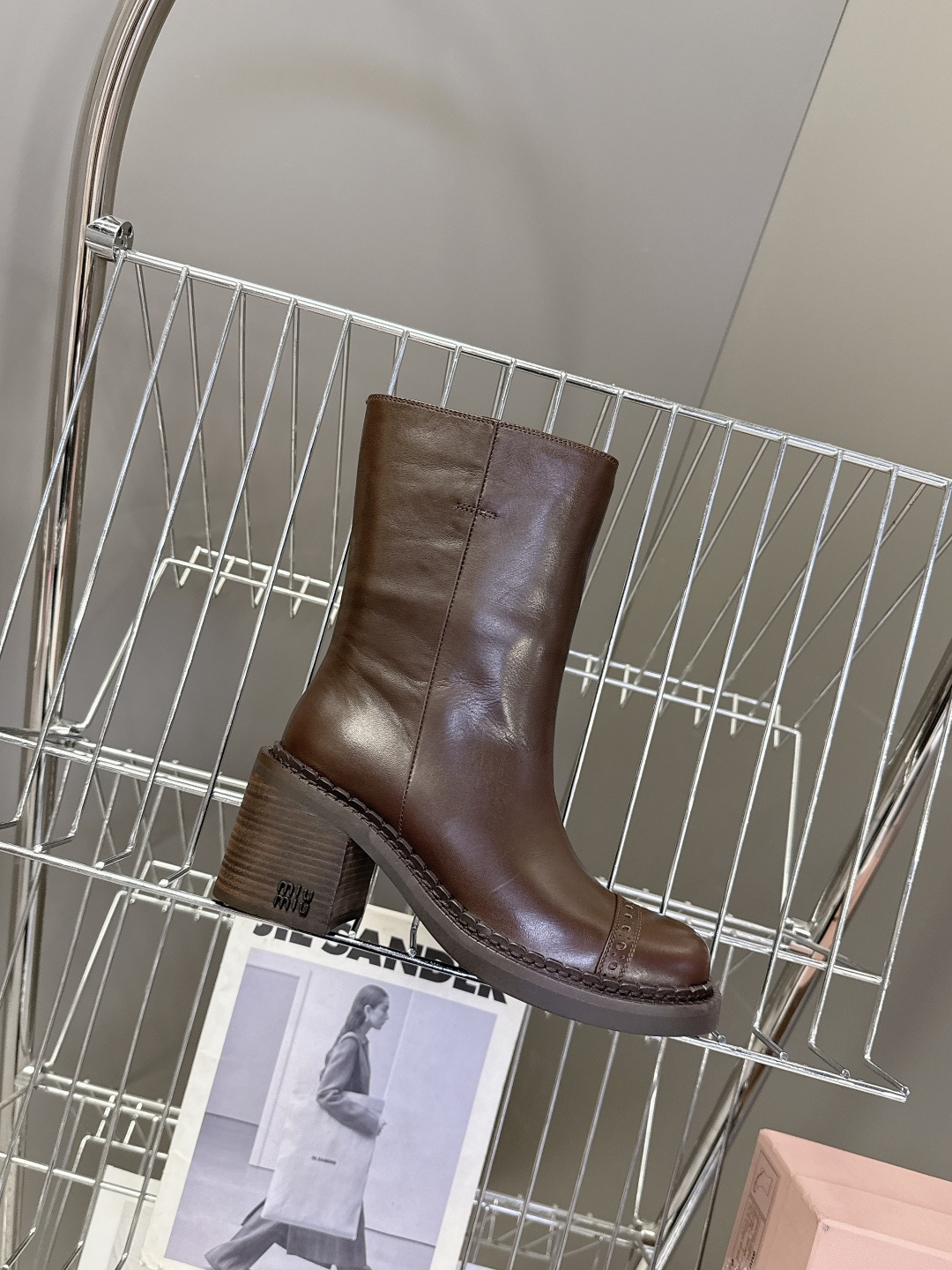 MiuMiu缪缪秋冬最新款复古皮靴 短靴 超多明星时尚博主种草 当下最流行的型体隔板设计 结合美拉德色系