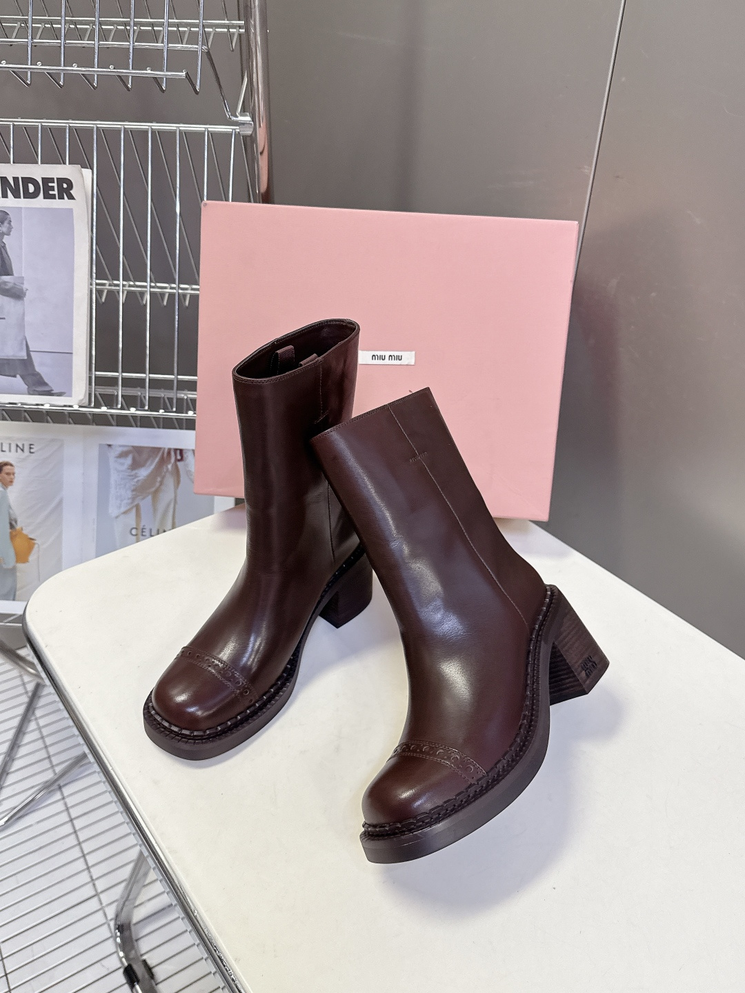 MiuMiu缪缪秋冬最新款复古皮靴 短靴 超多明星时尚博主种草 当下最流行的型体隔板设计 结合美拉德色系