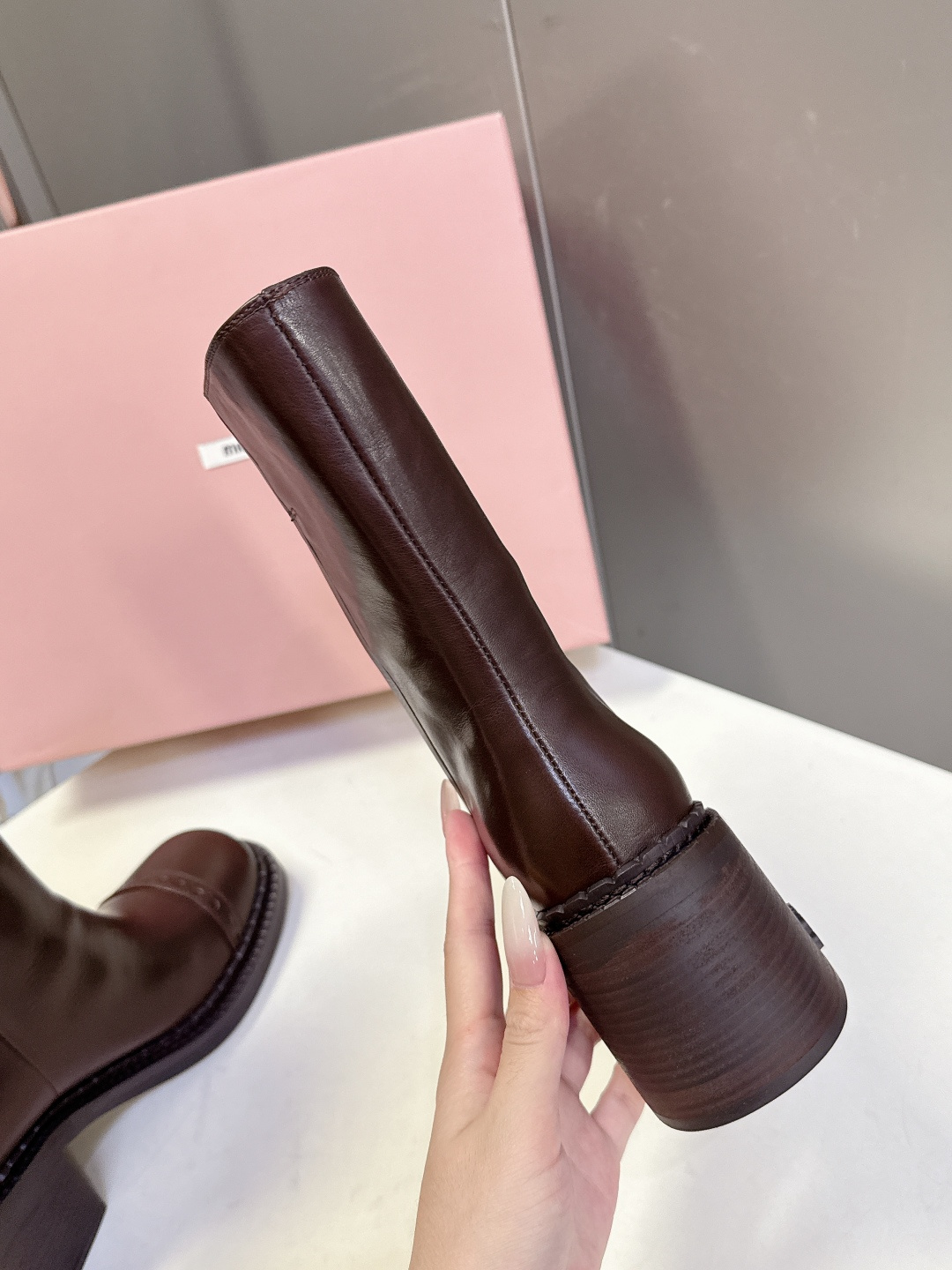 MiuMiu缪缪秋冬最新款复古皮靴 短靴 超多明星时尚博主种草 当下最流行的型体隔板设计 结合美拉德色系