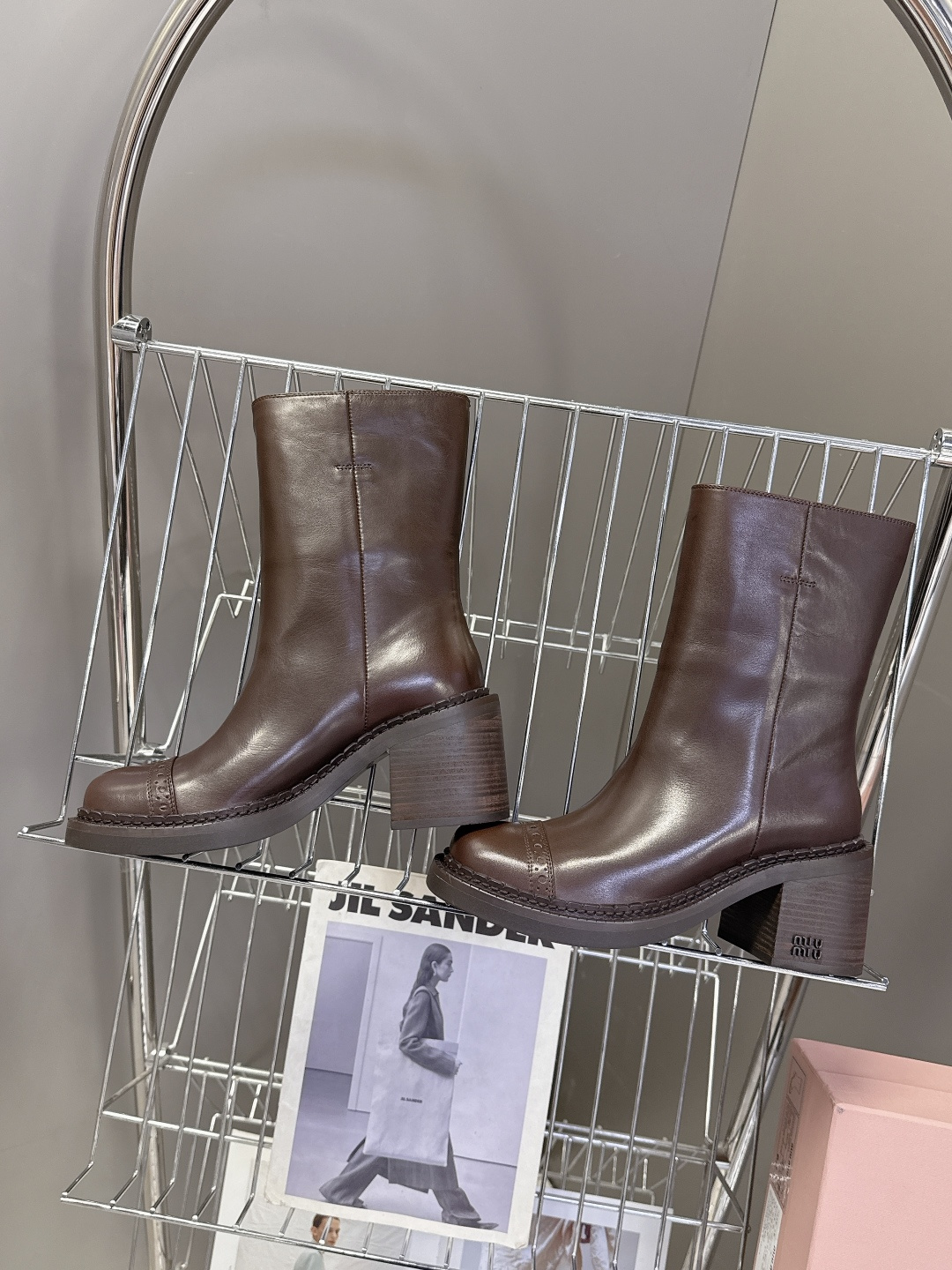 MiuMiu缪缪秋冬最新款复古皮靴 短靴 超多明星时尚博主种草 当下最流行的型体隔板设计 结合美拉德色系