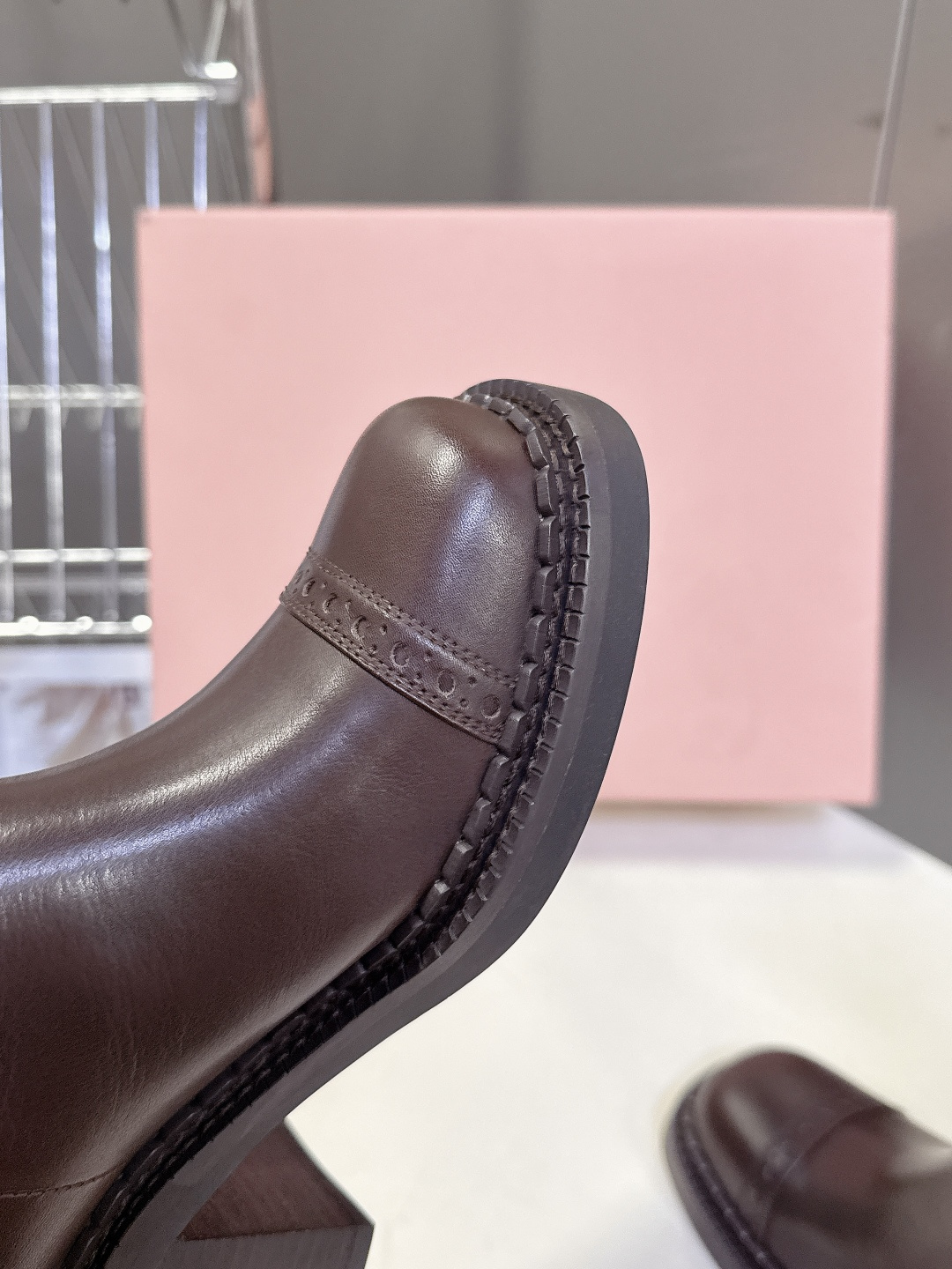 MiuMiu缪缪秋冬最新款复古皮靴 短靴 超多明星时尚博主种草 当下最流行的型体隔板设计 结合美拉德色系