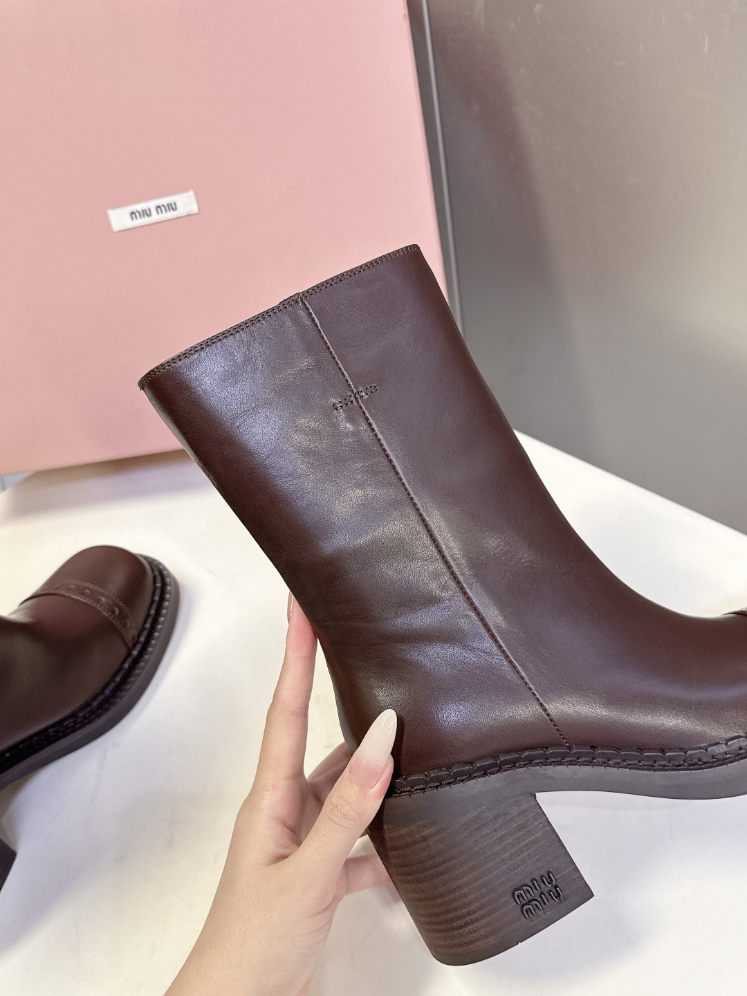 MiuMiu缪缪秋冬最新款复古皮靴 短靴 超多明星时尚博主种草 当下最流行的型体隔板设计 结合美拉德色系