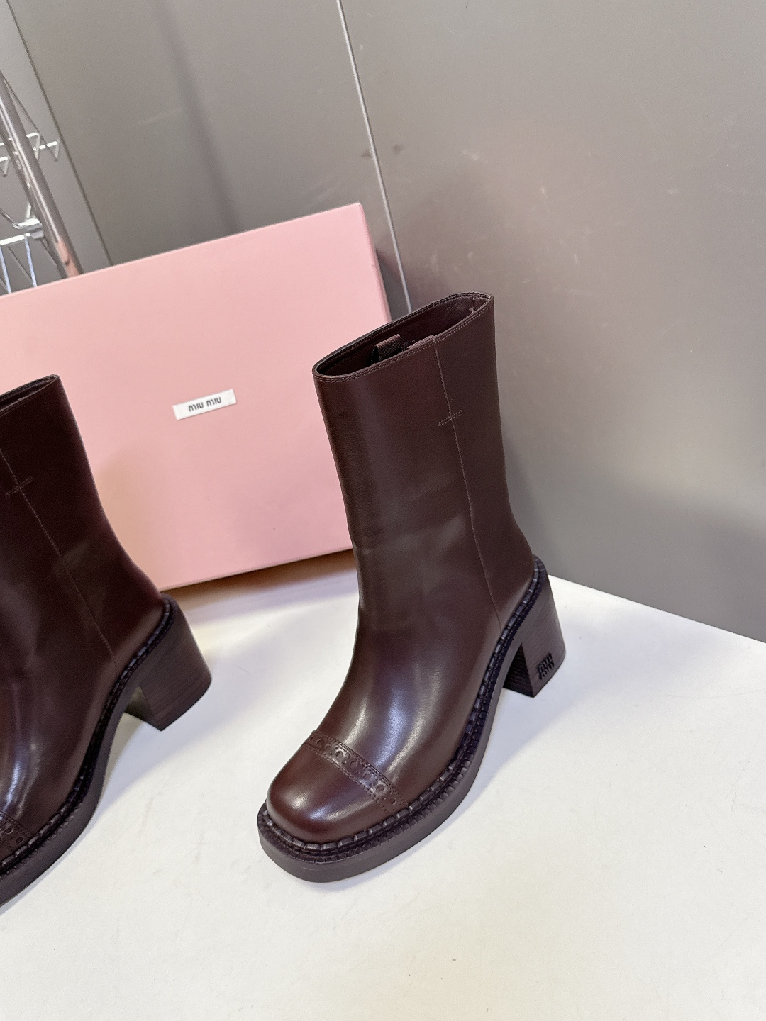 MiuMiu缪缪秋冬最新款复古皮靴 短靴 超多明星时尚博主种草 当下最流行的型体隔板设计 结合美拉德色系