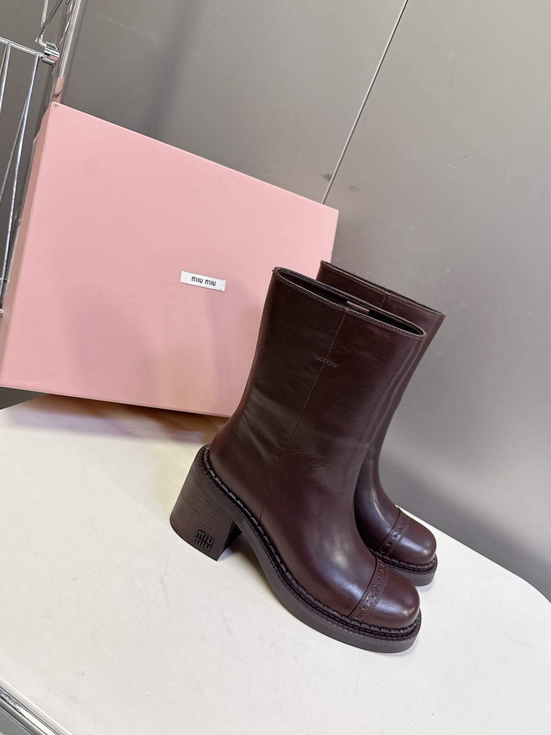 MiuMiu缪缪秋冬最新款复古皮靴 短靴 超多明星时尚博主种草 当下最流行的型体隔板设计 结合美拉德色系