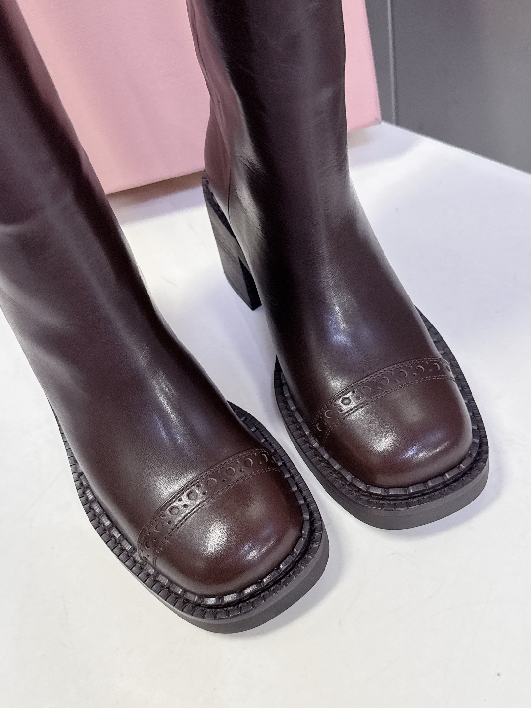 MiuMiu缪缪秋冬最新款复古皮靴 长靴 超多明星时尚博主种草 当下最流行的型体隔板设计 结合美拉德色系