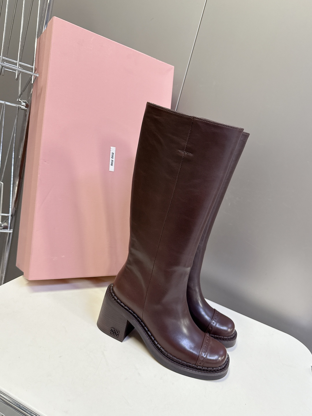 MiuMiu缪缪秋冬最新款复古皮靴 长靴 超多明星时尚博主种草 当下最流行的型体隔板设计 结合美拉德色系