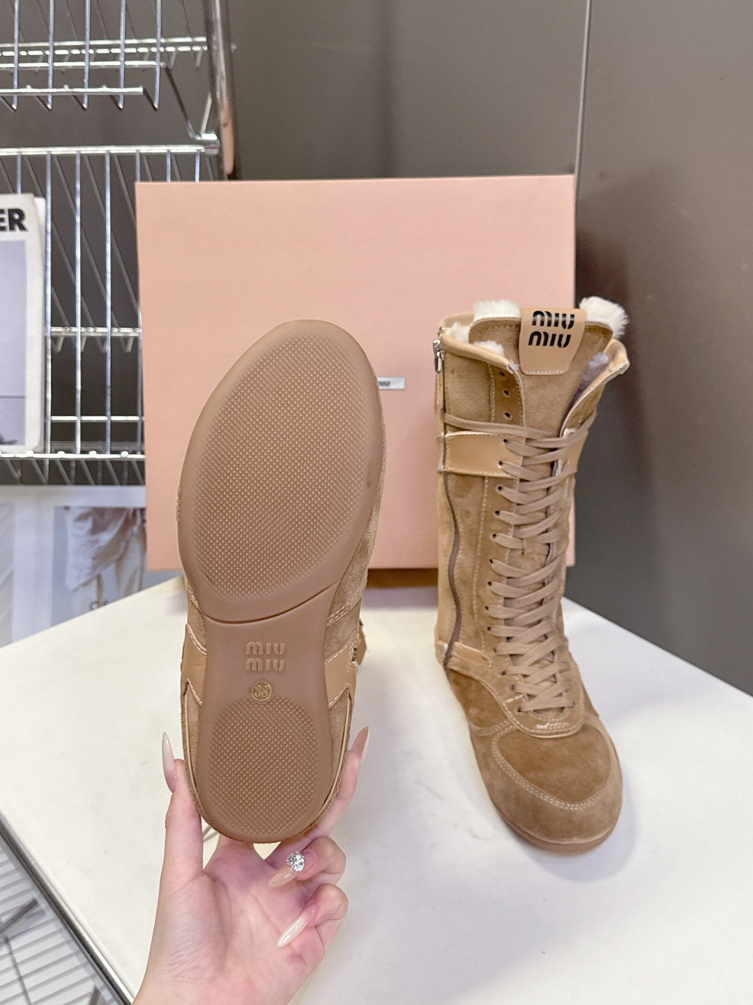 MiuMiu缪缪最新走秀款复古毛毛鞋 拳击鞋官方秀场出镜率最高的单品 超多明星时尚博主种草 miu系穿搭