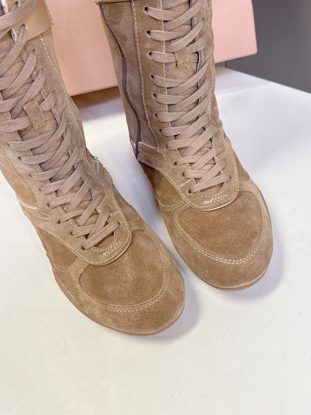 MiuMiu缪缪最新走秀款复古毛毛鞋 拳击鞋官方秀场出镜率最高的单品 超多明星时尚博主种草 miu系穿搭