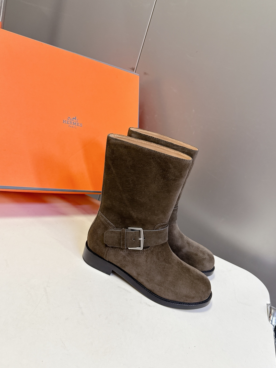 Hermes 爱马仕秋冬最新款老钱风一脚蹬短靴 专柜超难配货 🐎家靴子的设计风格通常以经典简约为主 这款