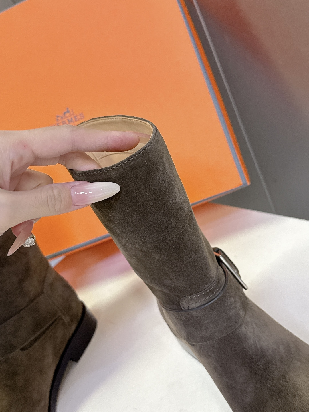 Hermes 爱马仕秋冬最新款老钱风一脚蹬短靴 专柜超难配货 🐎家靴子的设计风格通常以经典简约为主 这款