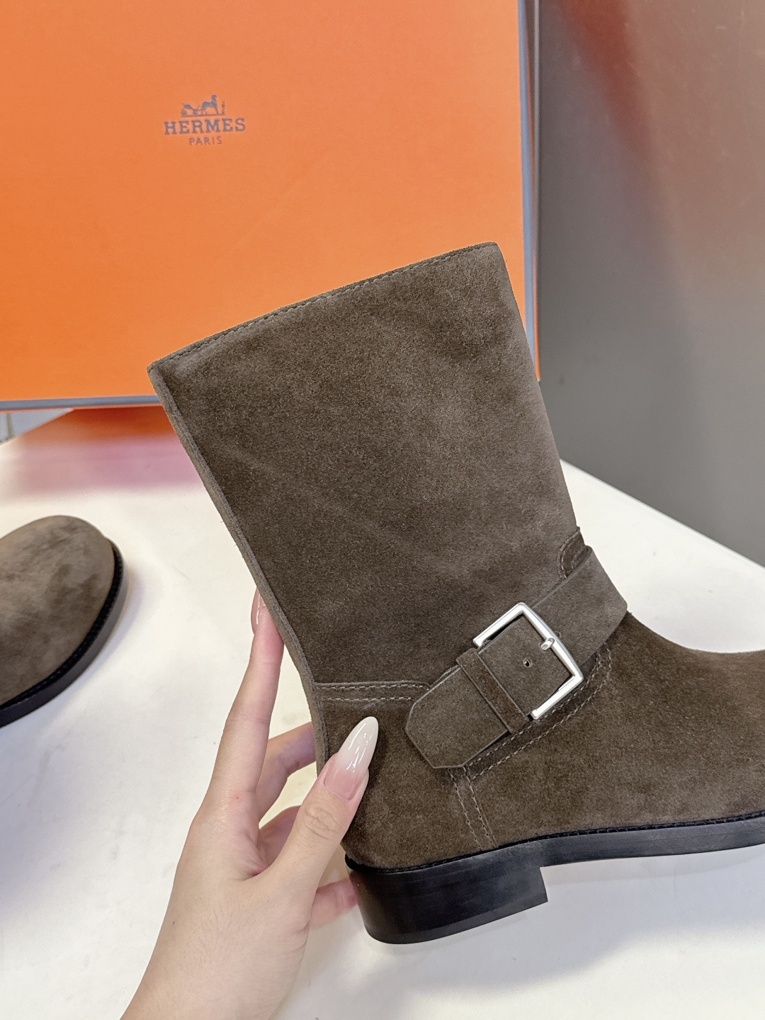 Hermes 爱马仕秋冬最新款老钱风一脚蹬短靴 专柜超难配货 🐎家靴子的设计风格通常以经典简约为主 这款