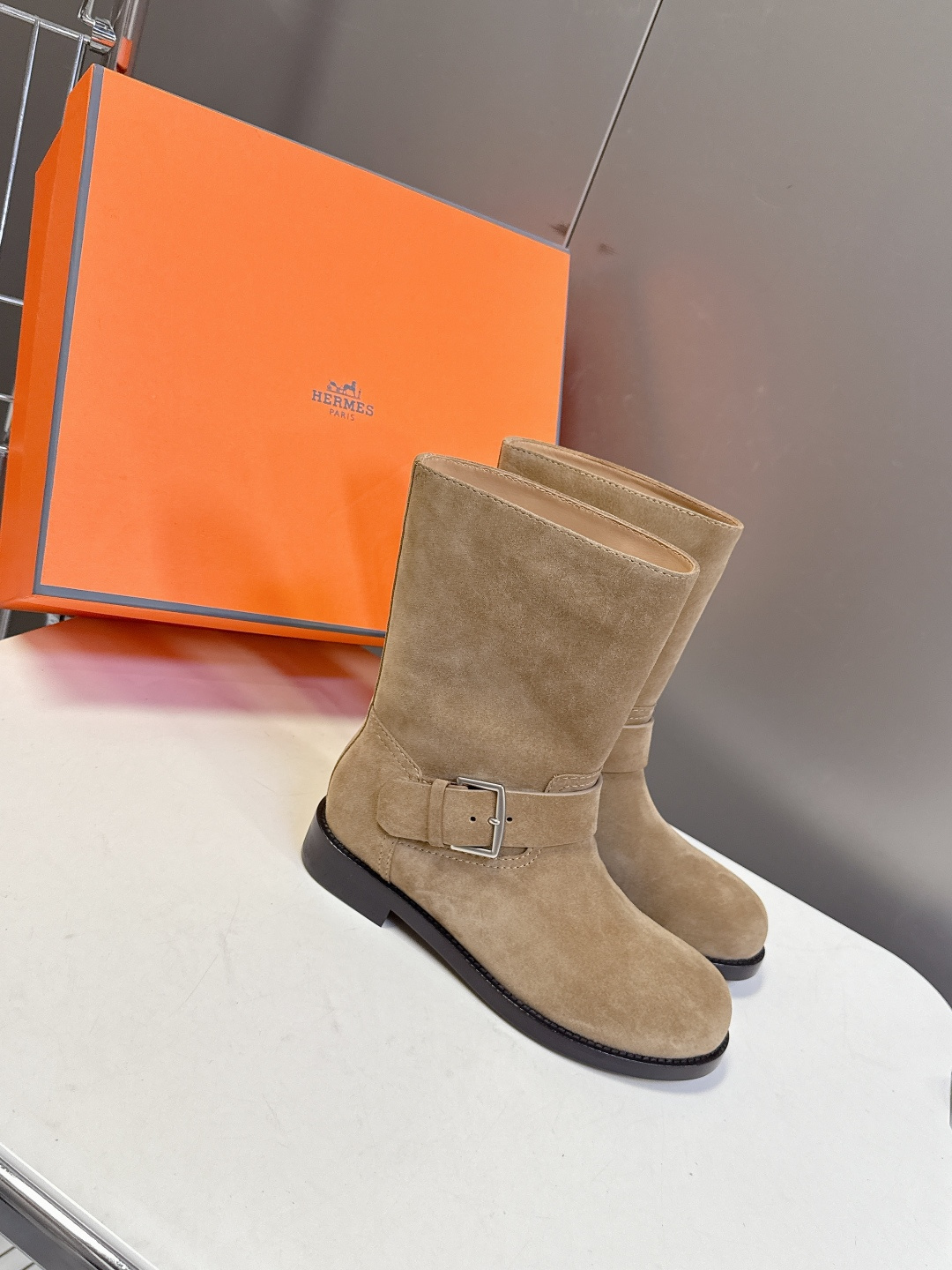 Hermes 爱马仕秋冬最新款老钱风一脚蹬短靴 专柜超难配货 🐎家靴子的设计风格通常以经典简约为主 这款