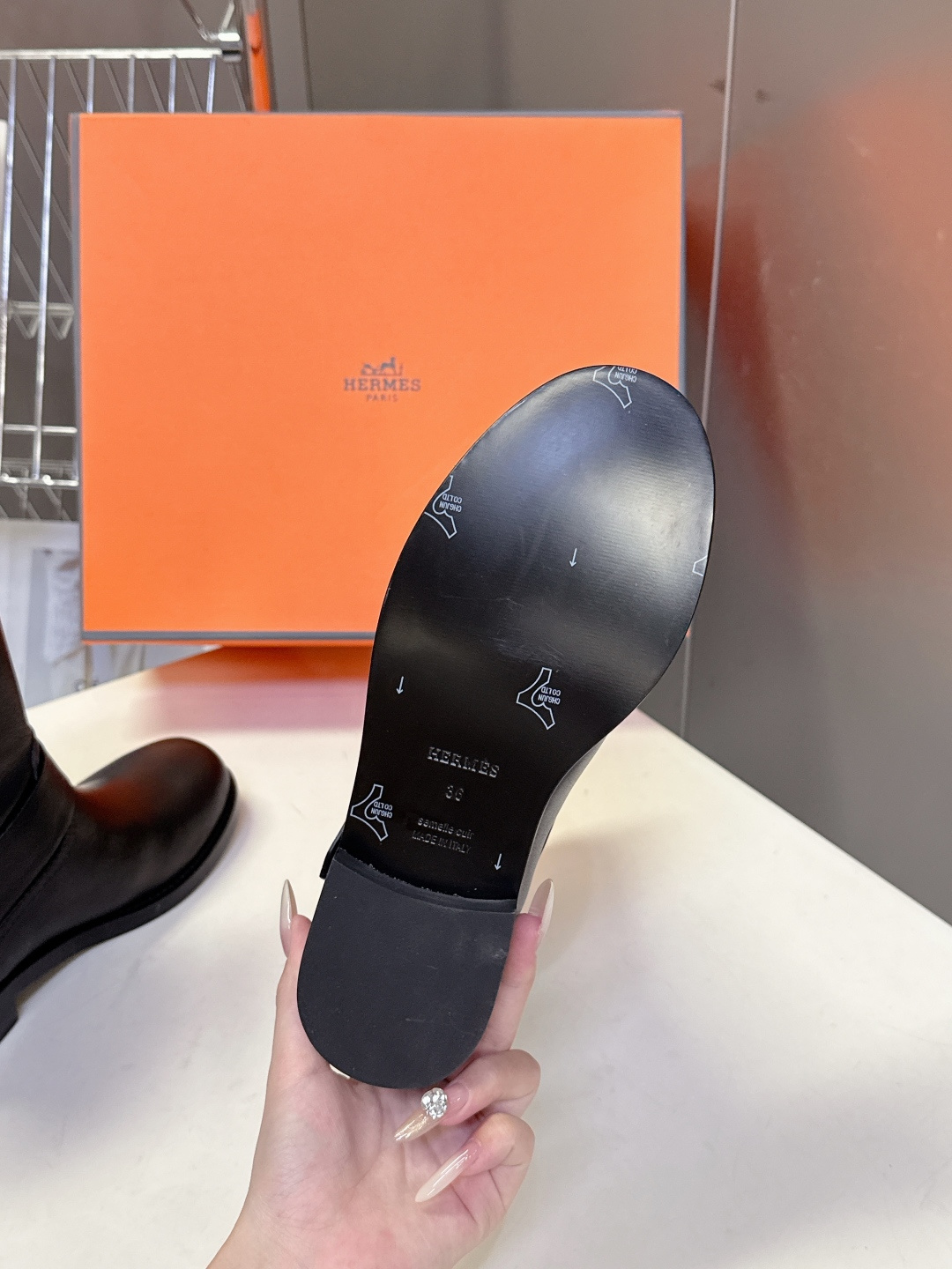 Hermes 爱马仕秋冬最新款老钱风一脚蹬短靴 专柜超难配货 🐎家靴子的设计风格通常以经典简约为主 这款