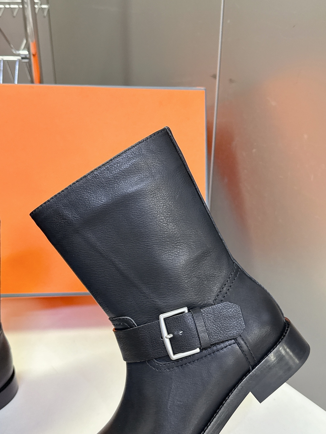 Hermes 爱马仕秋冬最新款老钱风一脚蹬短靴 专柜超难配货 🐎家靴子的设计风格通常以经典简约为主 这款