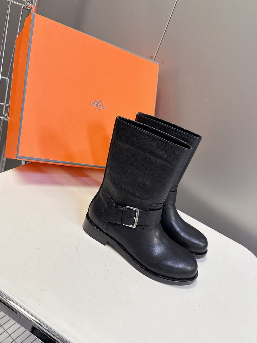 Hermes 爱马仕秋冬最新款老钱风一脚蹬短靴 专柜超难配货 🐎家靴子的设计风格通常以经典简约为主 这款