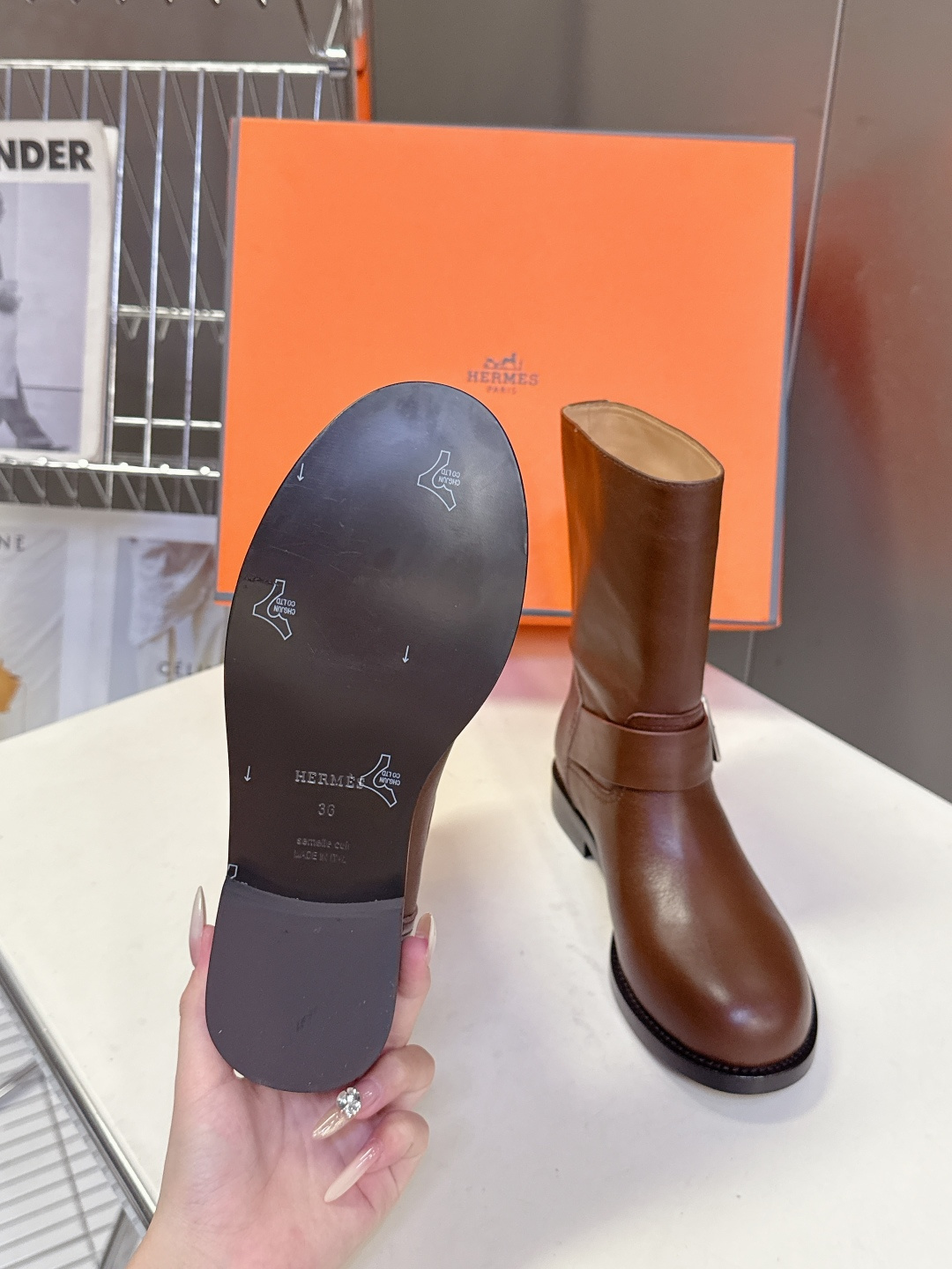 Hermes 爱马仕秋冬最新款老钱风一脚蹬短靴 专柜超难配货 🐎家靴子的设计风格通常以经典简约为主 这款