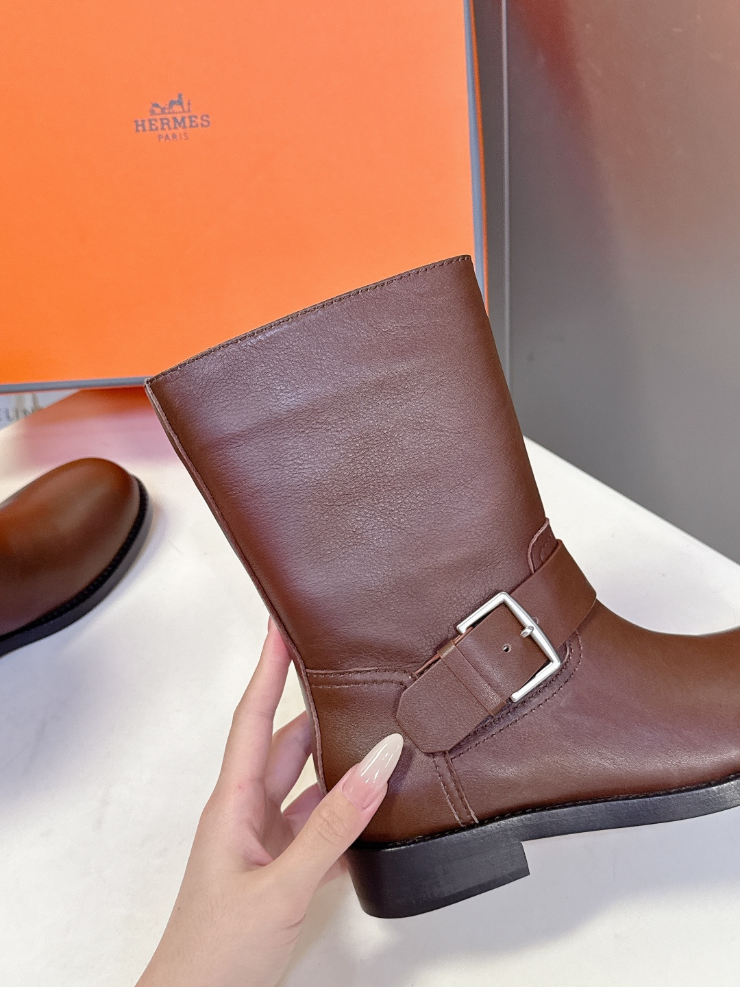 Hermes 爱马仕秋冬最新款老钱风一脚蹬短靴 专柜超难配货 🐎家靴子的设计风格通常以经典简约为主 这款