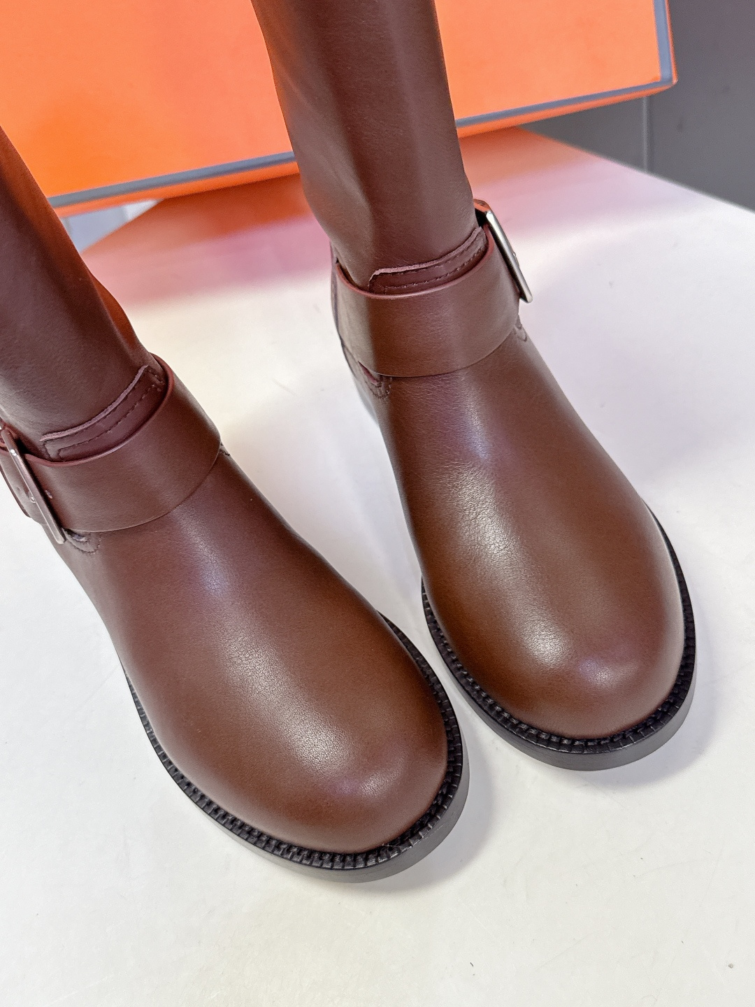 Hermes 爱马仕秋冬最新款老钱风一脚蹬短靴 专柜超难配货 🐎家靴子的设计风格通常以经典简约为主 这款