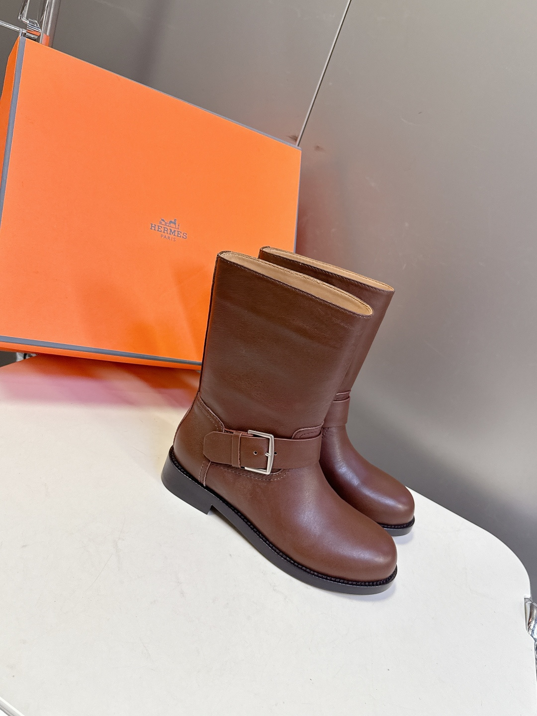 Hermes 爱马仕秋冬最新款老钱风一脚蹬短靴 专柜超难配货 🐎家靴子的设计风格通常以经典简约为主 这款