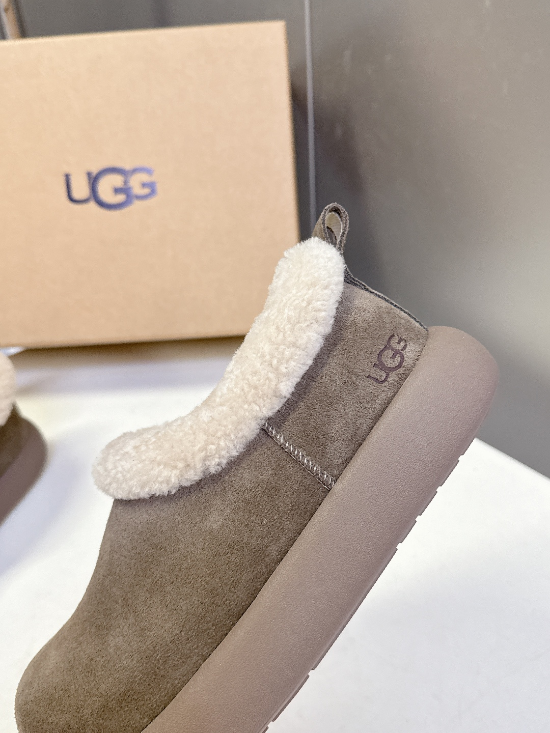 UGG雪地靴秋冬最款新厚底毛毛鞋 超多明星网红种草 秋冬必备毛毛鞋 真羊毛上脚超暖和 一款不会撞衫的鞋子