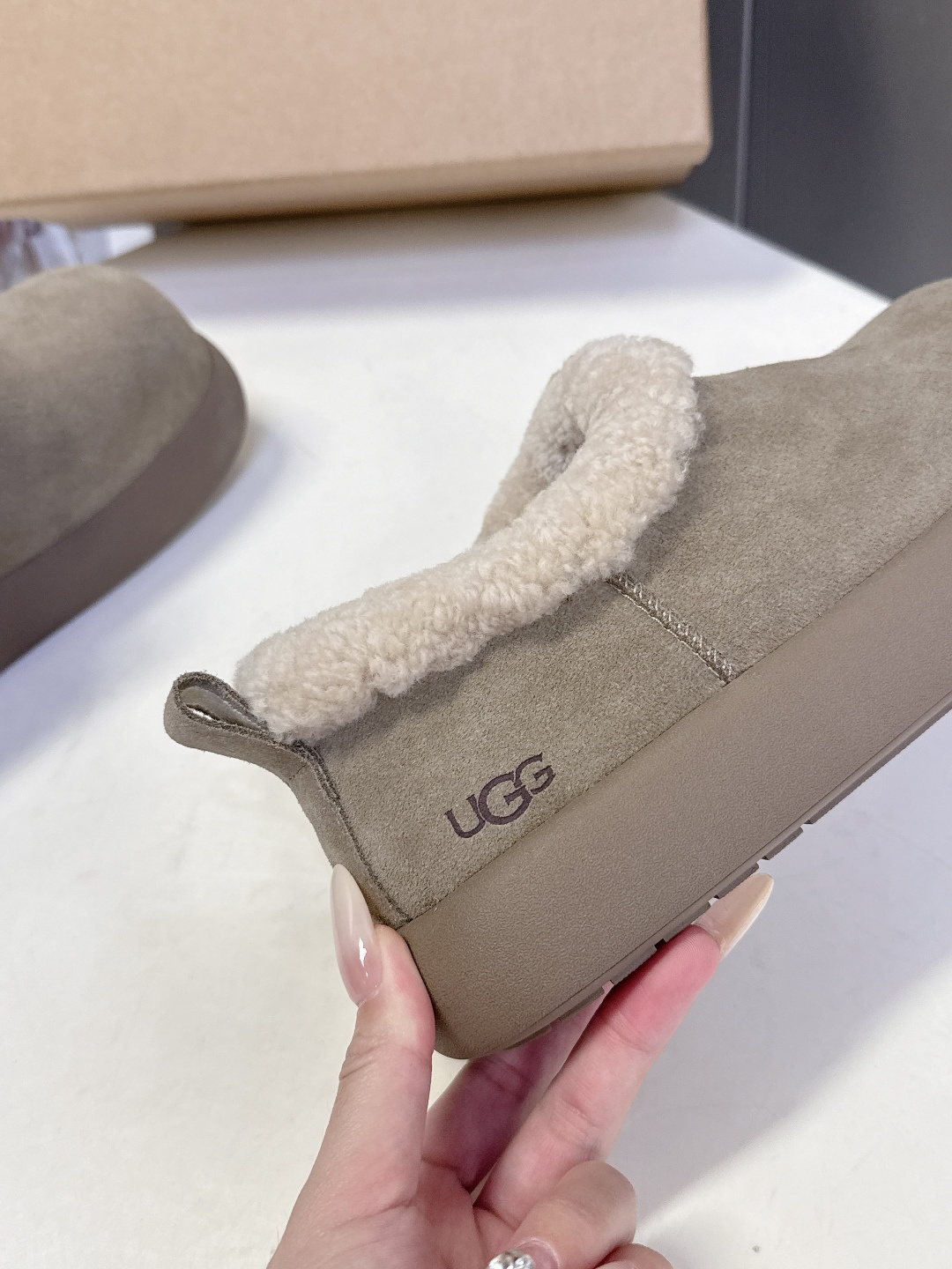 UGG雪地靴秋冬最款新厚底毛毛鞋 超多明星网红种草 秋冬必备毛毛鞋 真羊毛上脚超暖和 一款不会撞衫的鞋子