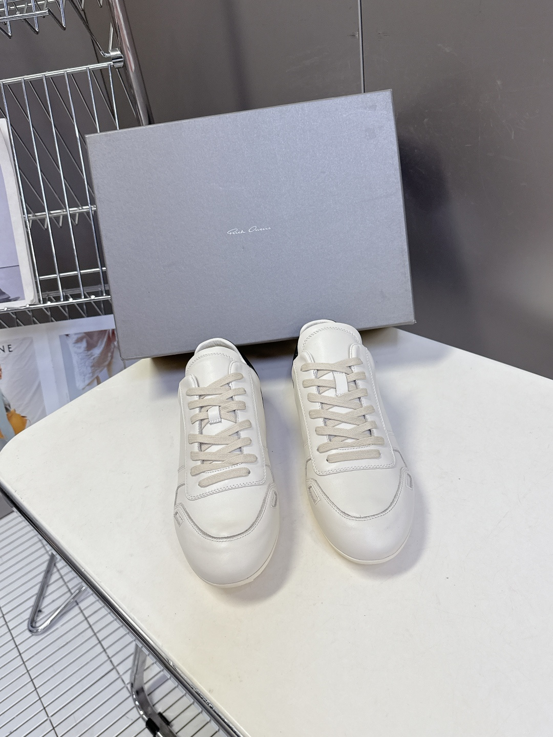 NO:611881,Men's 10 Rick Owens Owens' latest couple's retro sports casual shoes, moral training shoes, thin-soled shoes. Many celebrity fashion bloggers have planted grass. The most popular thin-soled design at the moment, breaking the exaggerated and alternative design style of the brand. Old money and simple style, everyone has a pair. Made of full-grain calfskin, exuding the high-end light of quality and unique design. Soft to the touch. Full of aristocratic atmosphere. This is not only a material, but also the perfect pursuit of fashion taste. Matching your trendy outfits will instantly improve the overall quality.  Original custom-made imported suede/grained calfskin upper, imported cowhide lining, original molded rubber outsole, size 35-41 for women, 39-45 for men (41 for women, 45 for men, non-refundable), casual shoes/sports shoes, sneakers, cowhide19860909男款10 Rick Owens欧文斯最新情侣款复古运动 休闲鞋 德训鞋 薄底鞋 超多明星时尚博主种草 当下最流行的薄底设计 打破一贯品牌夸张另类设计风格 老钱简约风人手一双 采用全粒面小牛皮,散发出品质与独特设计的高级光芒 触感柔软 充满贵族气息 这不仅仅是一款材质 更是对时尚品位的完美追求 搭配你的潮流穿搭 瞬间让整体品质提升 鞋面原版定制进口反绒皮/粒面小牛皮 进口牛皮内里 原版开模橡胶大底 码数女35-41 男39-45（女41 男45不退换）,休闲鞋/运动鞋,sneakers,cowhide,Women's Shoes