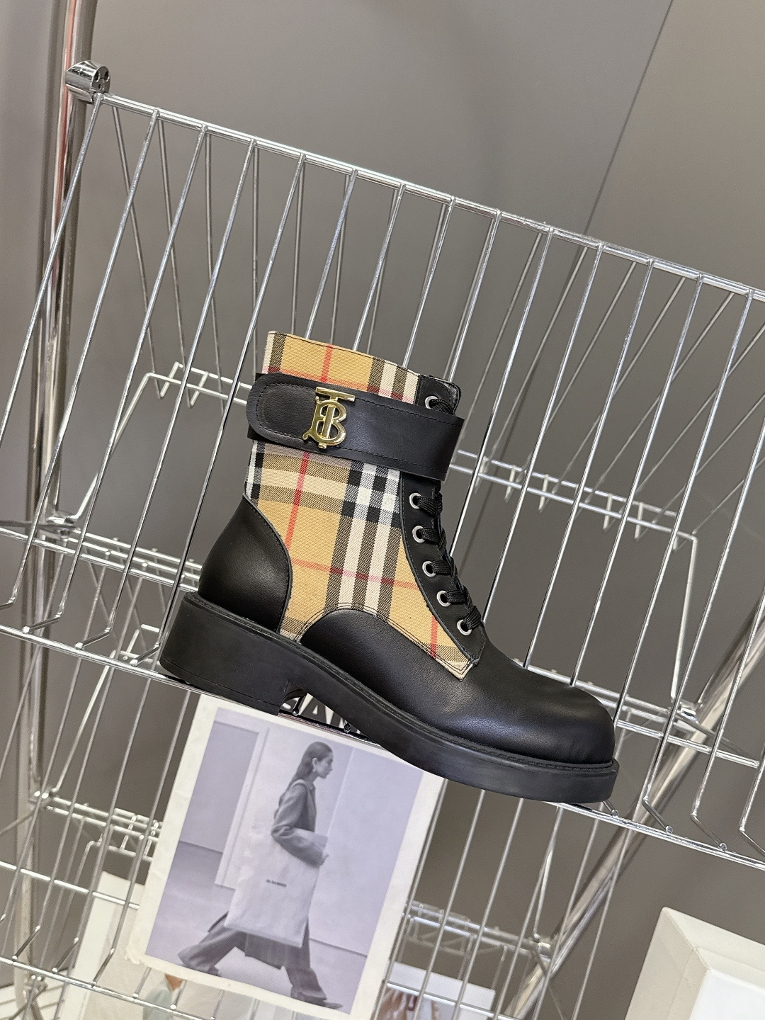 Burberry 博柏利秋冬最新款老钱风马丁靴 超多明星时尚博主种草 巴宝莉家靴子的设计风格通常以经典简