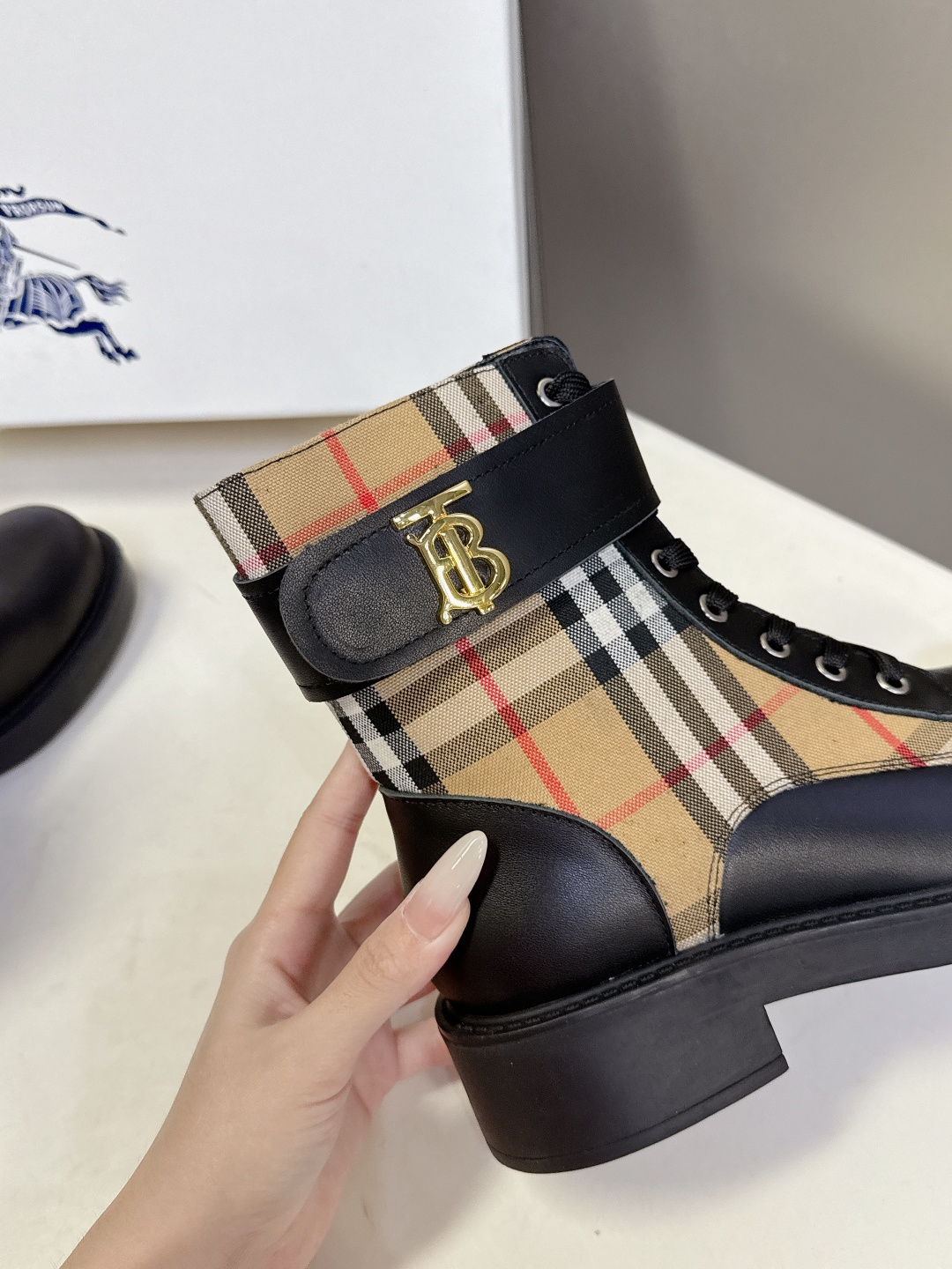 Burberry 博柏利秋冬最新款老钱风马丁靴 超多明星时尚博主种草 巴宝莉家靴子的设计风格通常以经典简