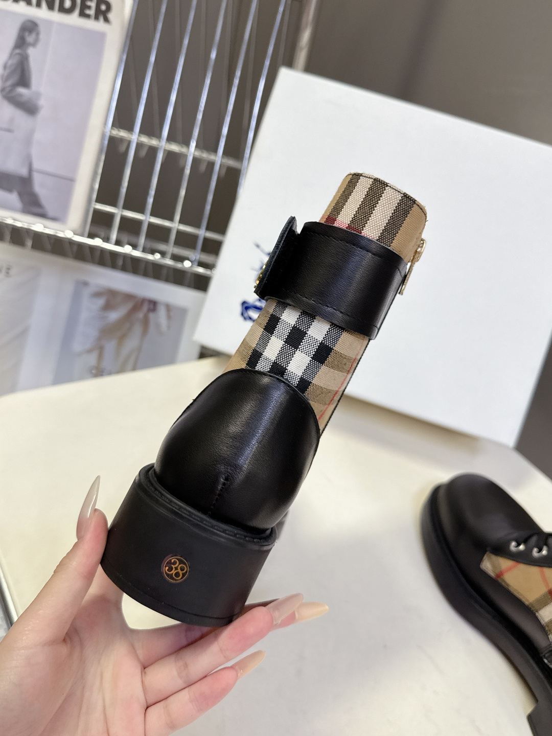 Burberry 博柏利秋冬最新款老钱风马丁靴 超多明星时尚博主种草 巴宝莉家靴子的设计风格通常以经典简