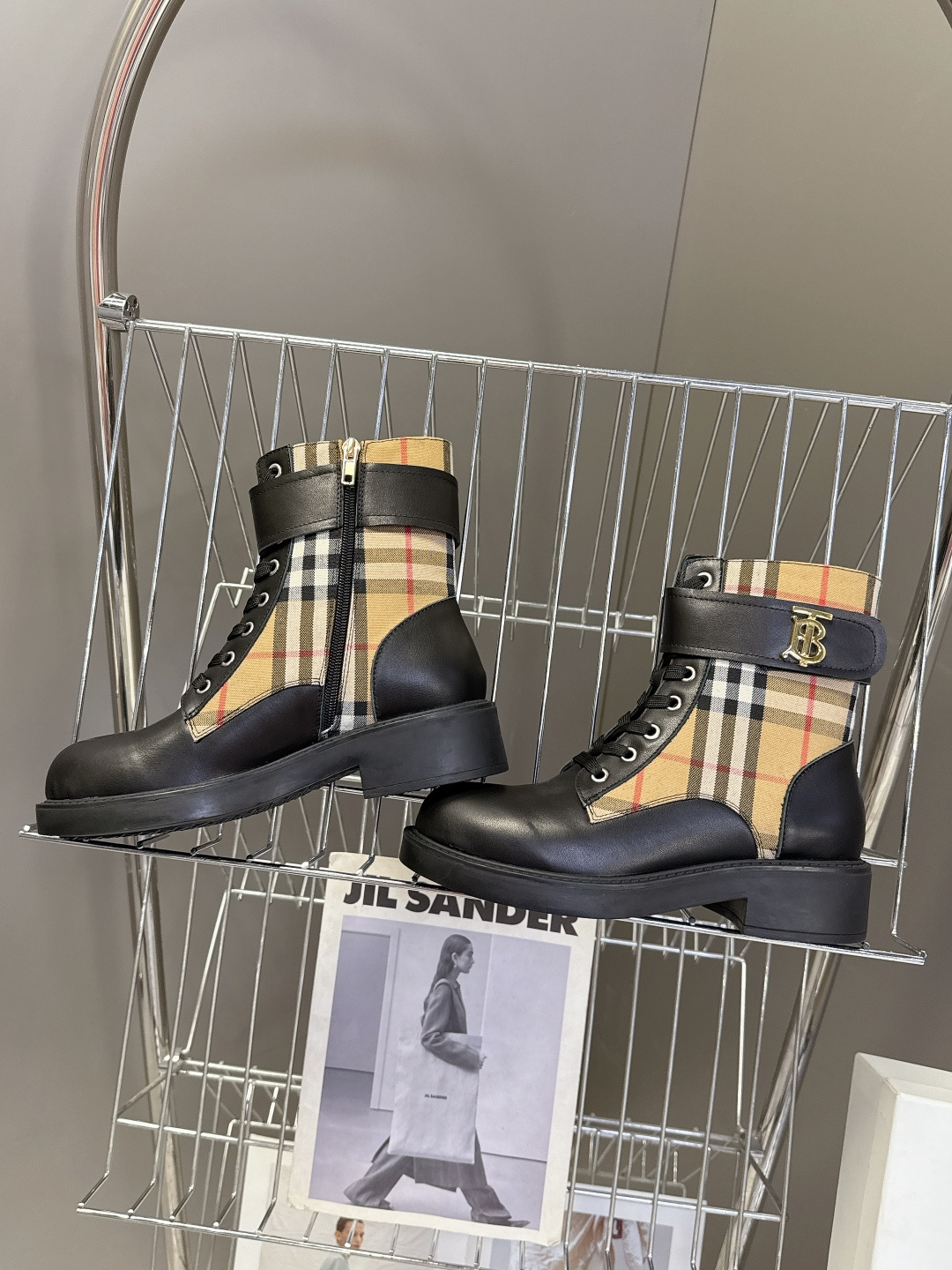 Burberry 博柏利秋冬最新款老钱风马丁靴 超多明星时尚博主种草 巴宝莉家靴子的设计风格通常以经典简