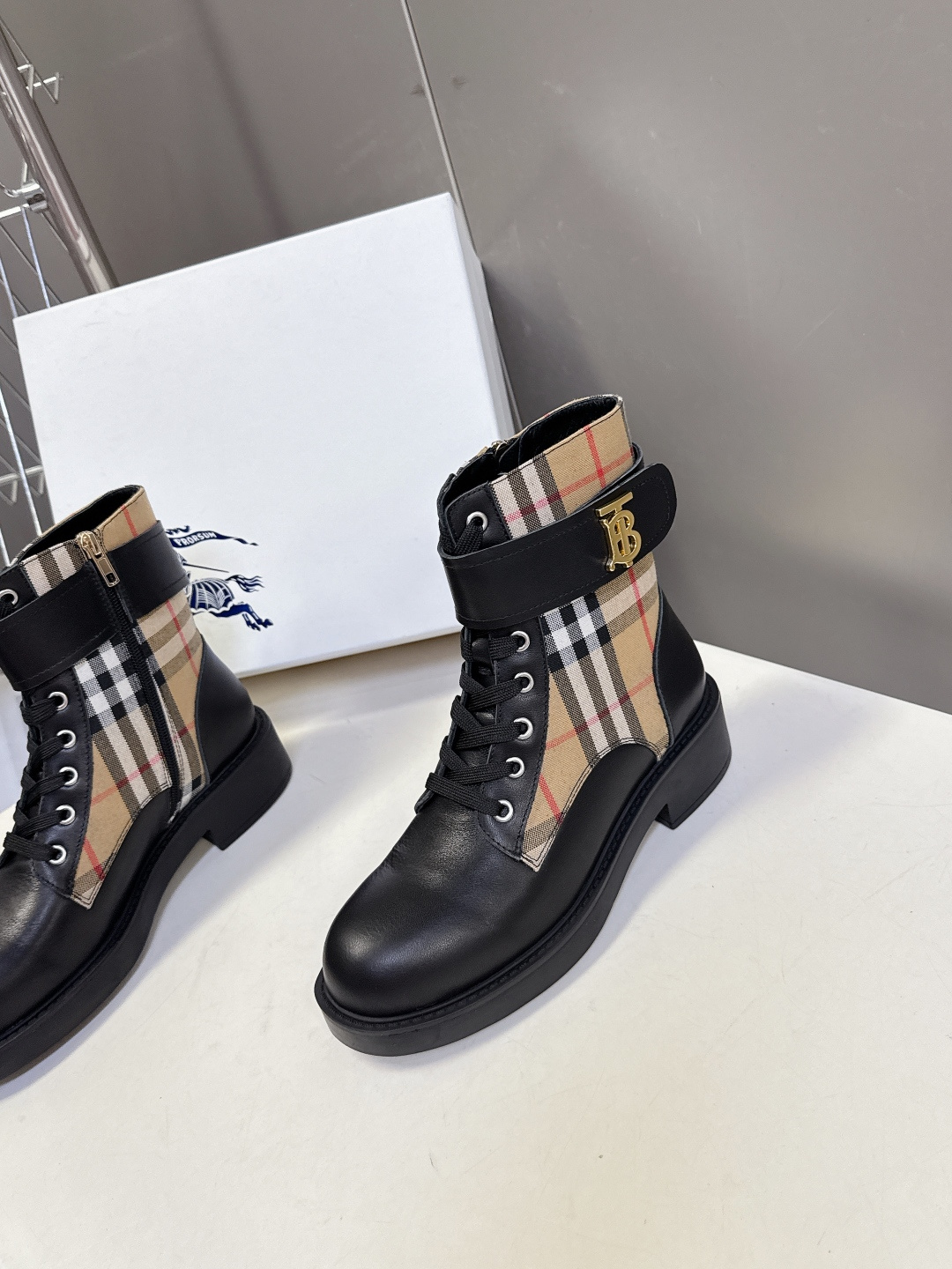 Burberry 博柏利秋冬最新款老钱风马丁靴 超多明星时尚博主种草 巴宝莉家靴子的设计风格通常以经典简