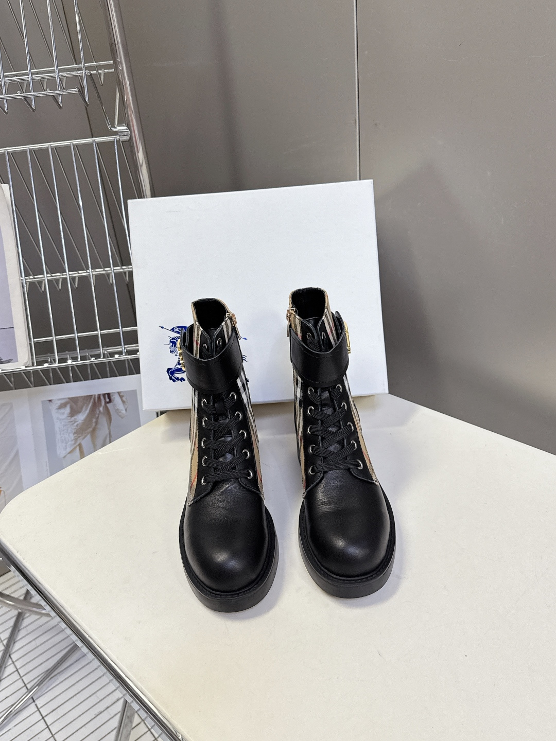 Burberry 博柏利秋冬最新款老钱风马丁靴 超多明星时尚博主种草 巴宝莉家靴子的设计风格通常以经典简