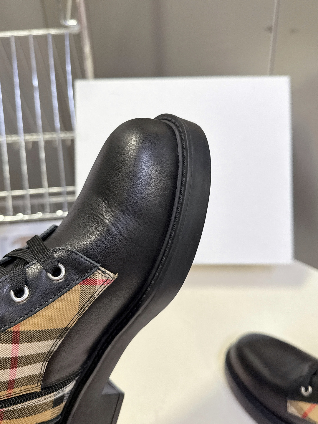 Burberry 博柏利秋冬最新款老钱风马丁靴 超多明星时尚博主种草 巴宝莉家靴子的设计风格通常以经典简