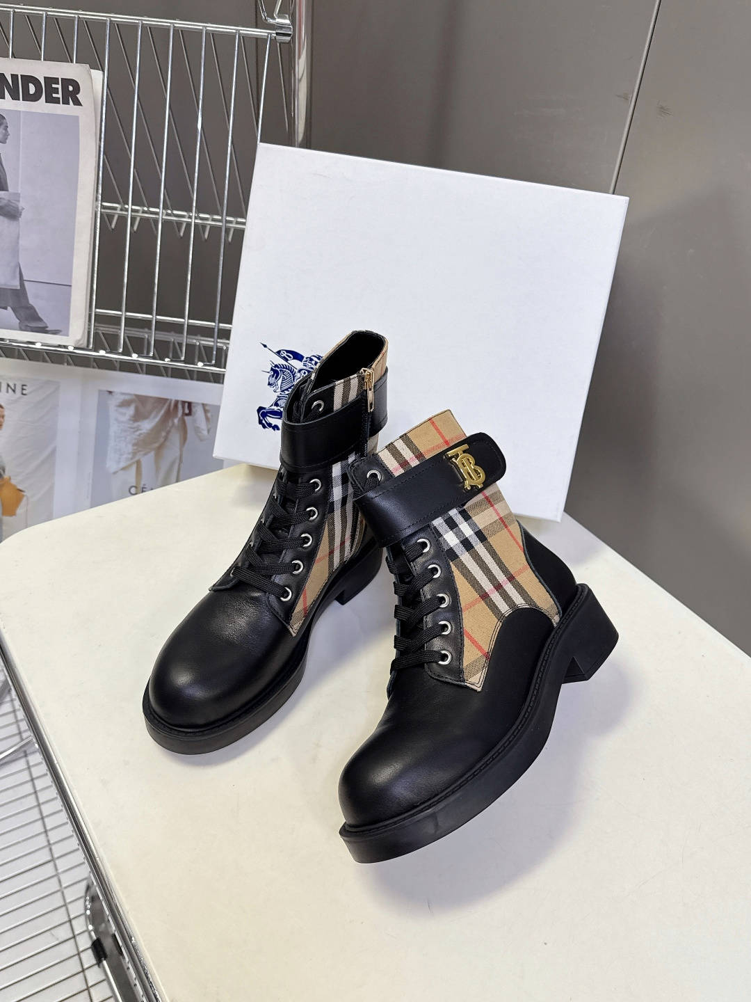 Burberry 博柏利秋冬最新款老钱风马丁靴 超多明星时尚博主种草 巴宝莉家靴子的设计风格通常以经典简