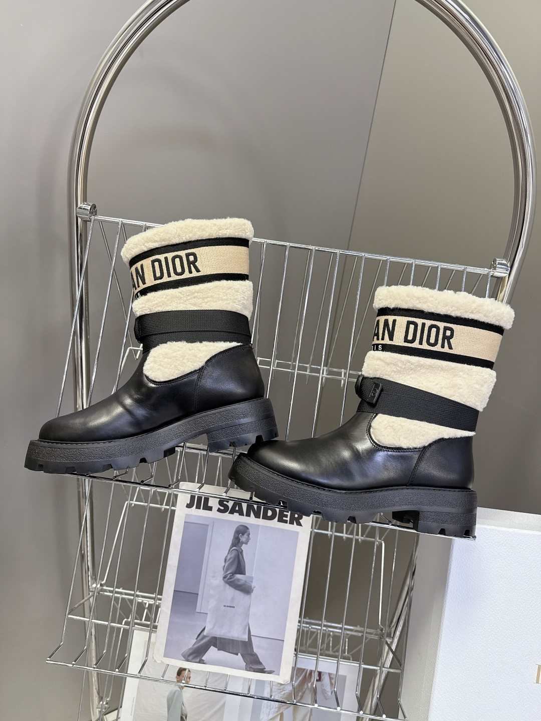 Dior迪奥秋冬最新款骑士靴 毛靴 超多明星网红种草 时尚与潮流同时拥有 简约的设计 细节充满品牌元素 