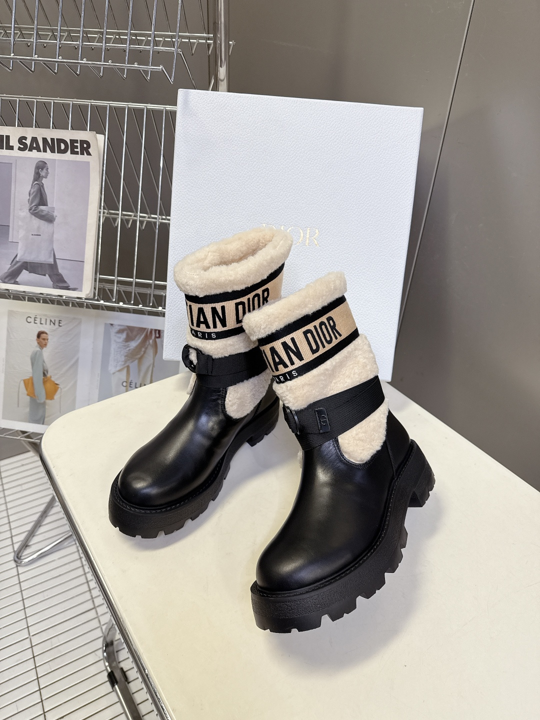 Dior迪奥秋冬最新款骑士靴 毛靴 超多明星网红种草 时尚与潮流同时拥有 简约的设计 细节充满品牌元素 