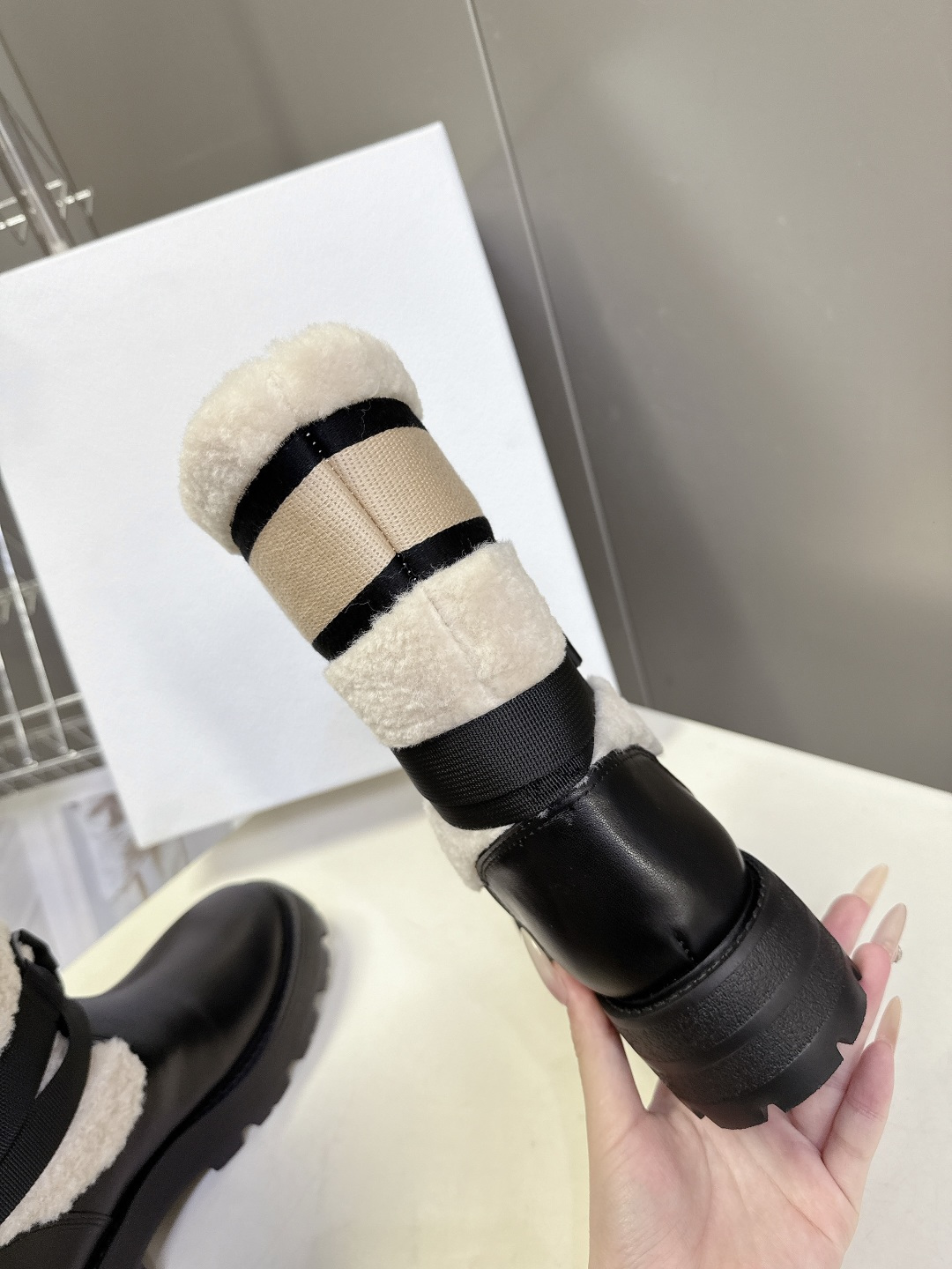 Dior迪奥秋冬最新款骑士靴 毛靴 超多明星网红种草 时尚与潮流同时拥有 简约的设计 细节充满品牌元素 