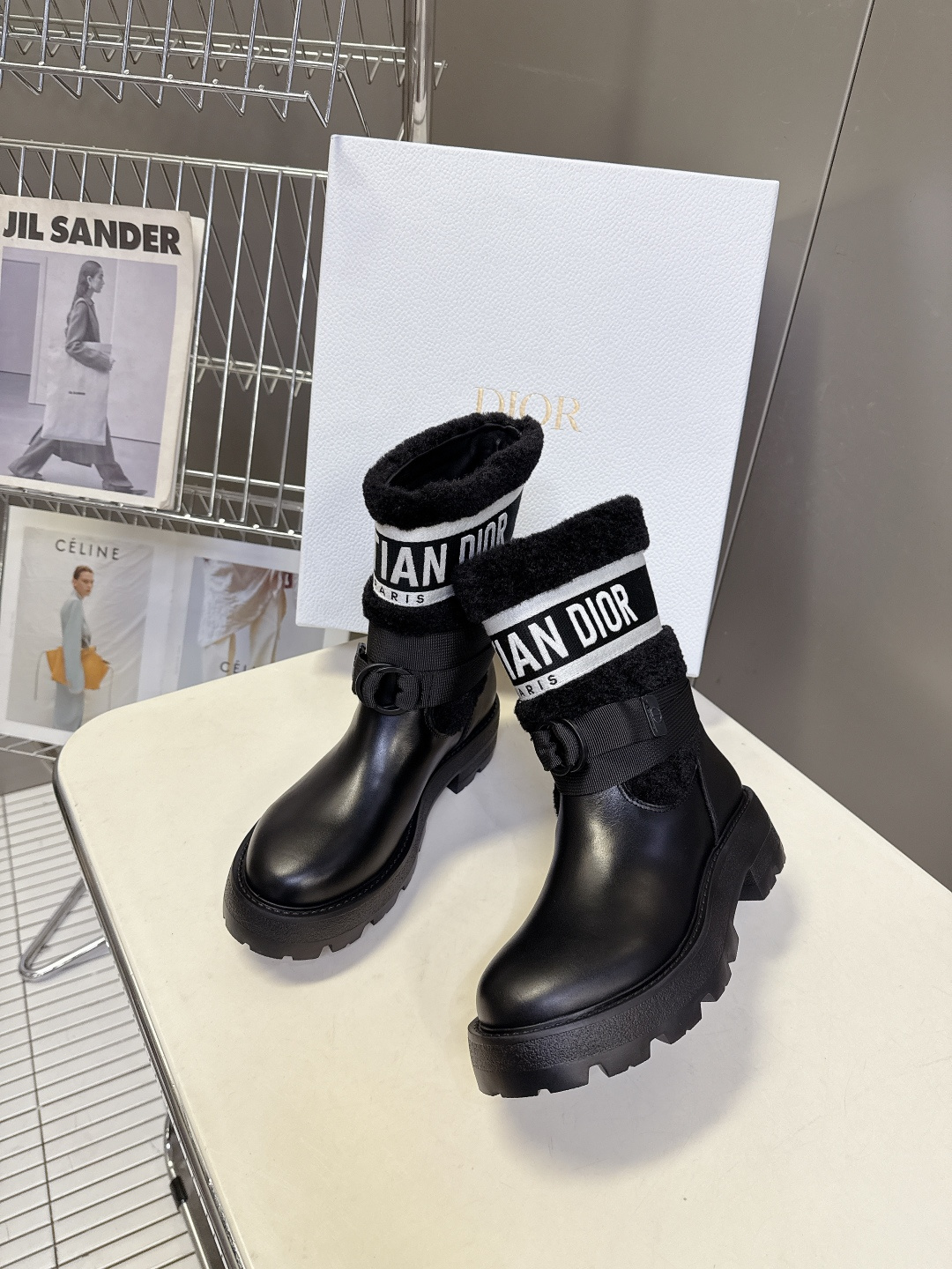 Dior迪奥秋冬最新款骑士靴 毛靴 超多明星网红种草 时尚与潮流同时拥有 简约的设计 细节充满品牌元素 