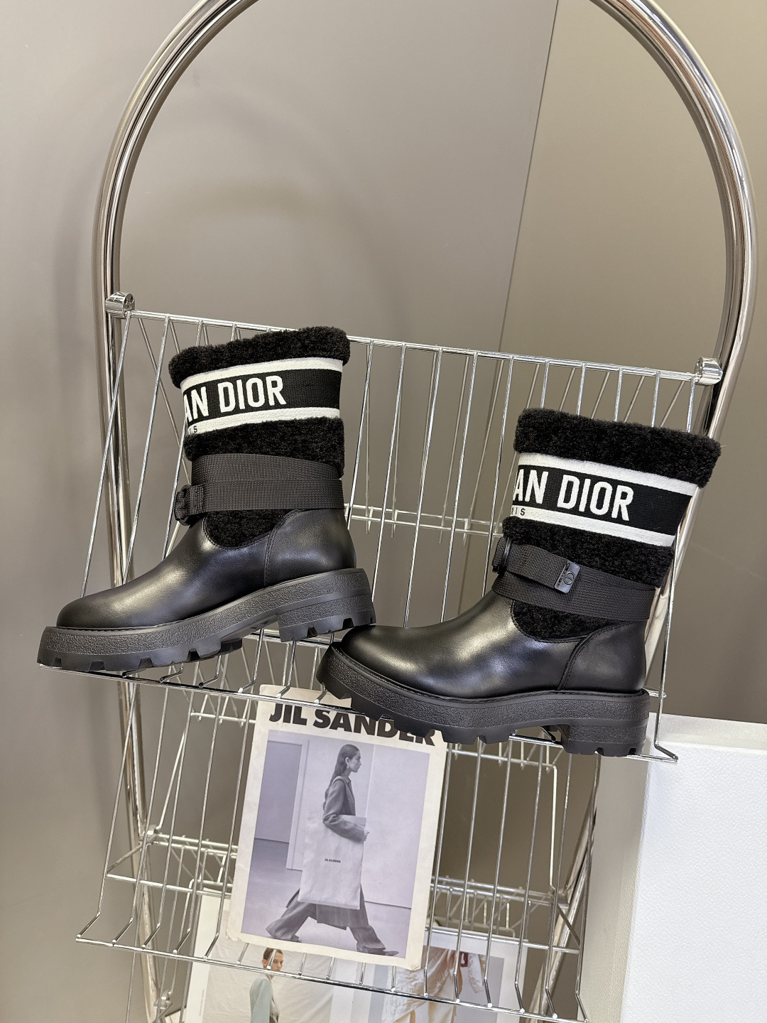 Dior迪奥秋冬最新款骑士靴 毛靴 超多明星网红种草 时尚与潮流同时拥有 简约的设计 细节充满品牌元素 