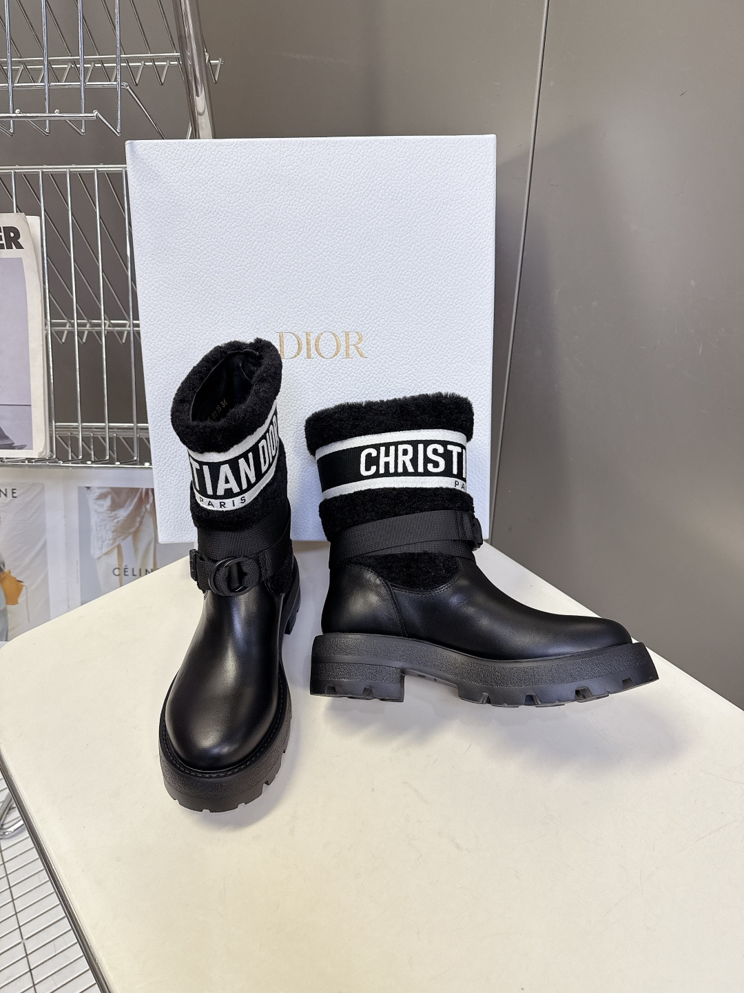 Dior迪奥秋冬最新款骑士靴 毛靴 超多明星网红种草 时尚与潮流同时拥有 简约的设计 细节充满品牌元素 